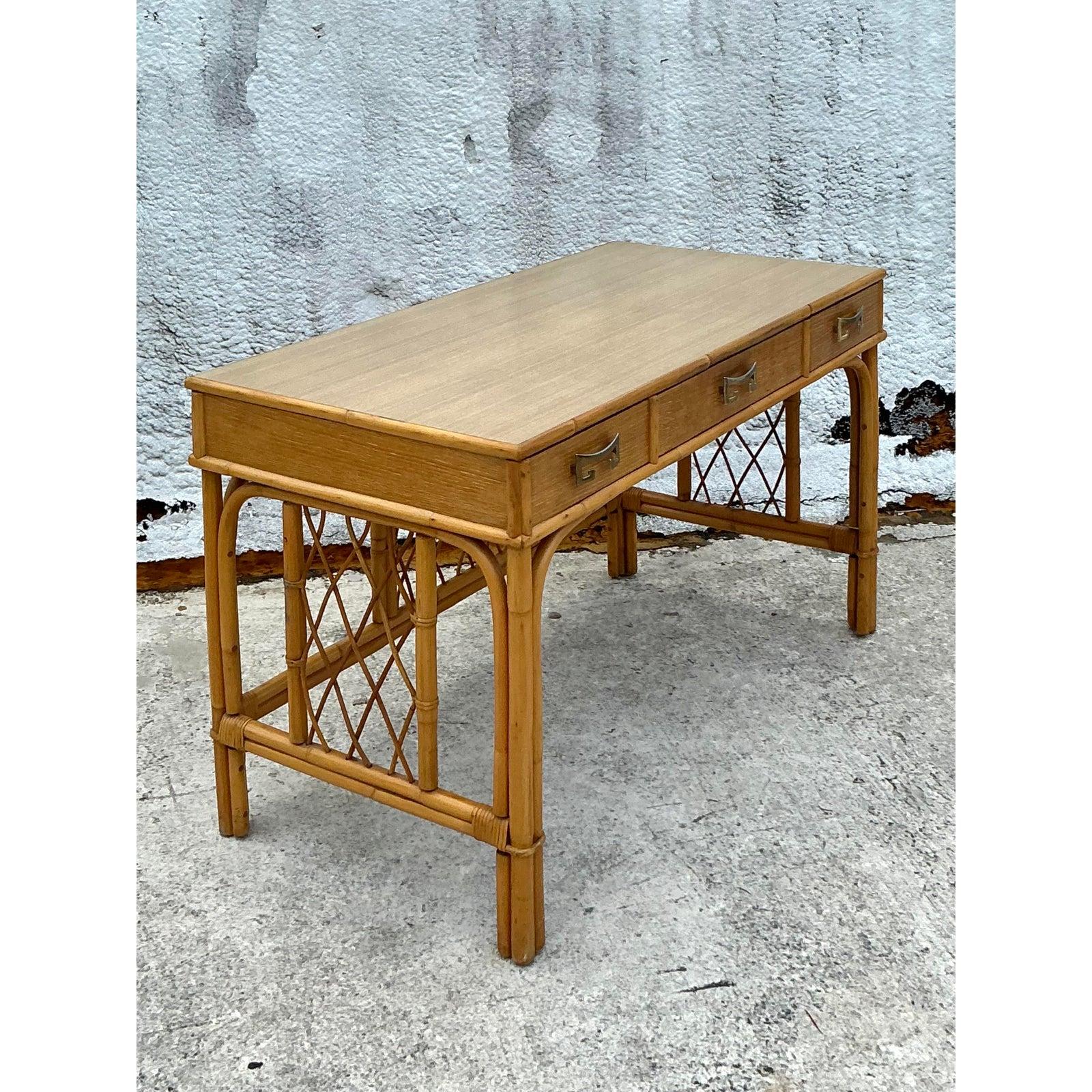 Gebogener Rattan-Schreibtisch im Küstenstil (Messing) im Angebot