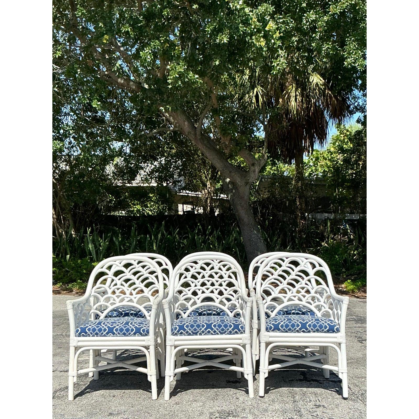 Créez une expérience de repas accueillante et élégante sans effort avec ce charmant ensemble de six chaises de salle à manger côtières vintage. Chaque chaise est dotée d'un cadre en rotin ou en bambou magnifiquement courbé, présentant des courbes