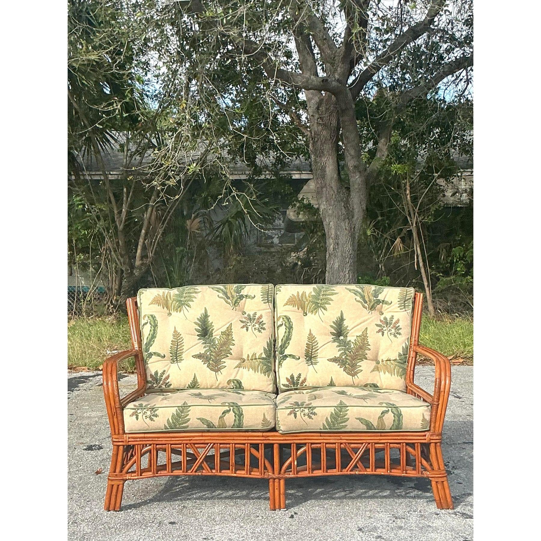 Loveseat Vintage Coastal Bent Rattan Fern en Bueno estado para la venta en west palm beach, FL