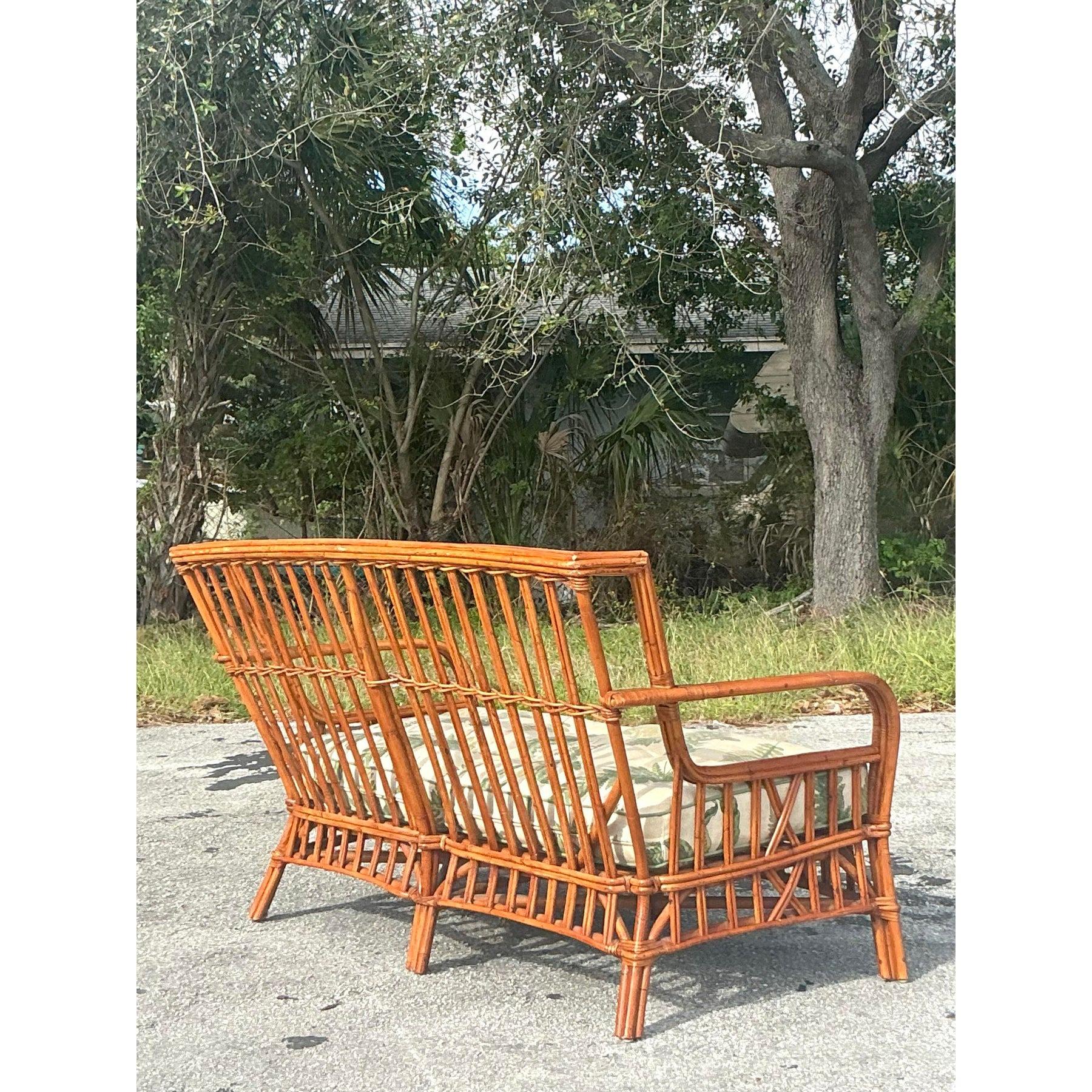 Loveseat Vintage Coastal Bent Rattan Fern en venta 1