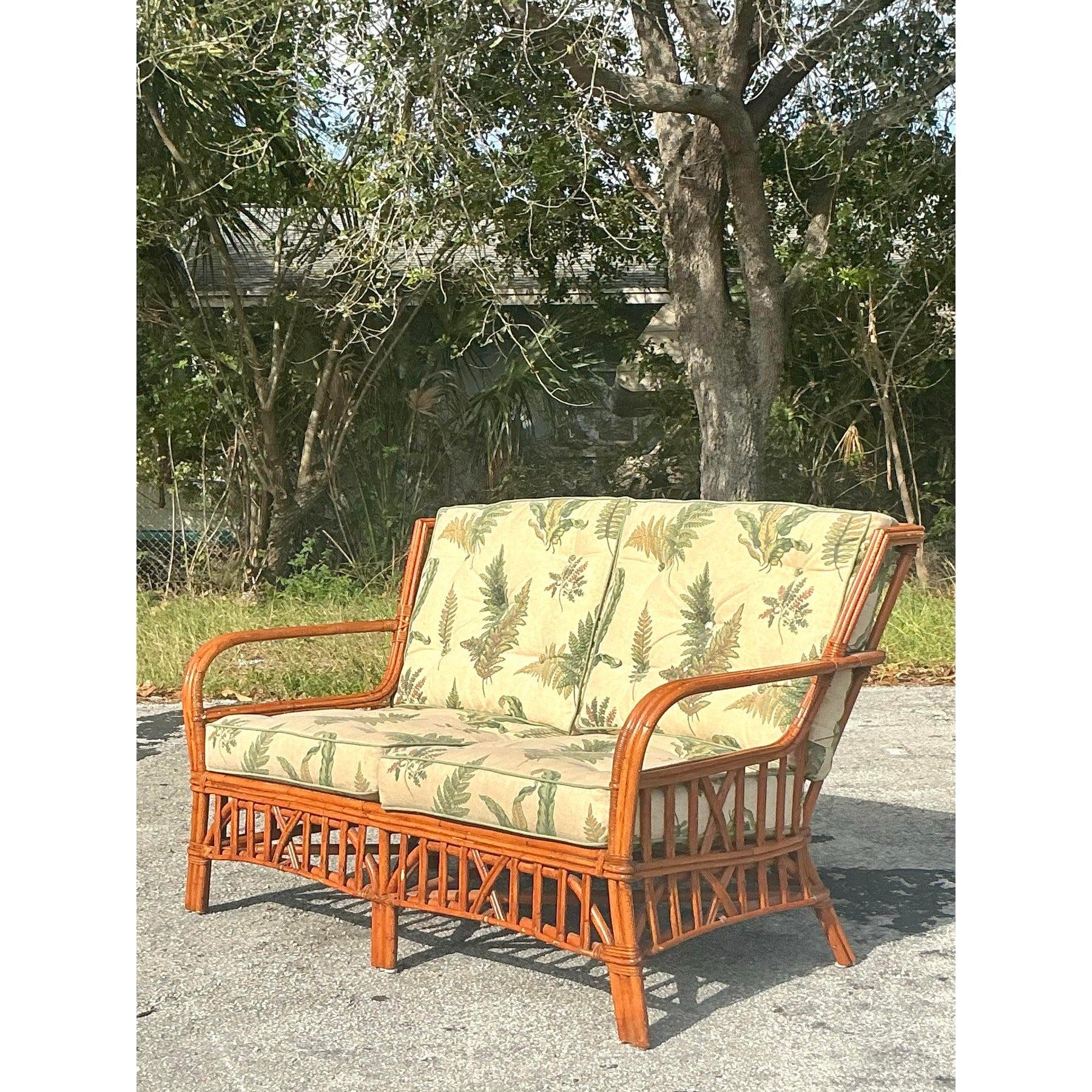 Loveseat Vintage Coastal Bent Rattan Fern en venta 2