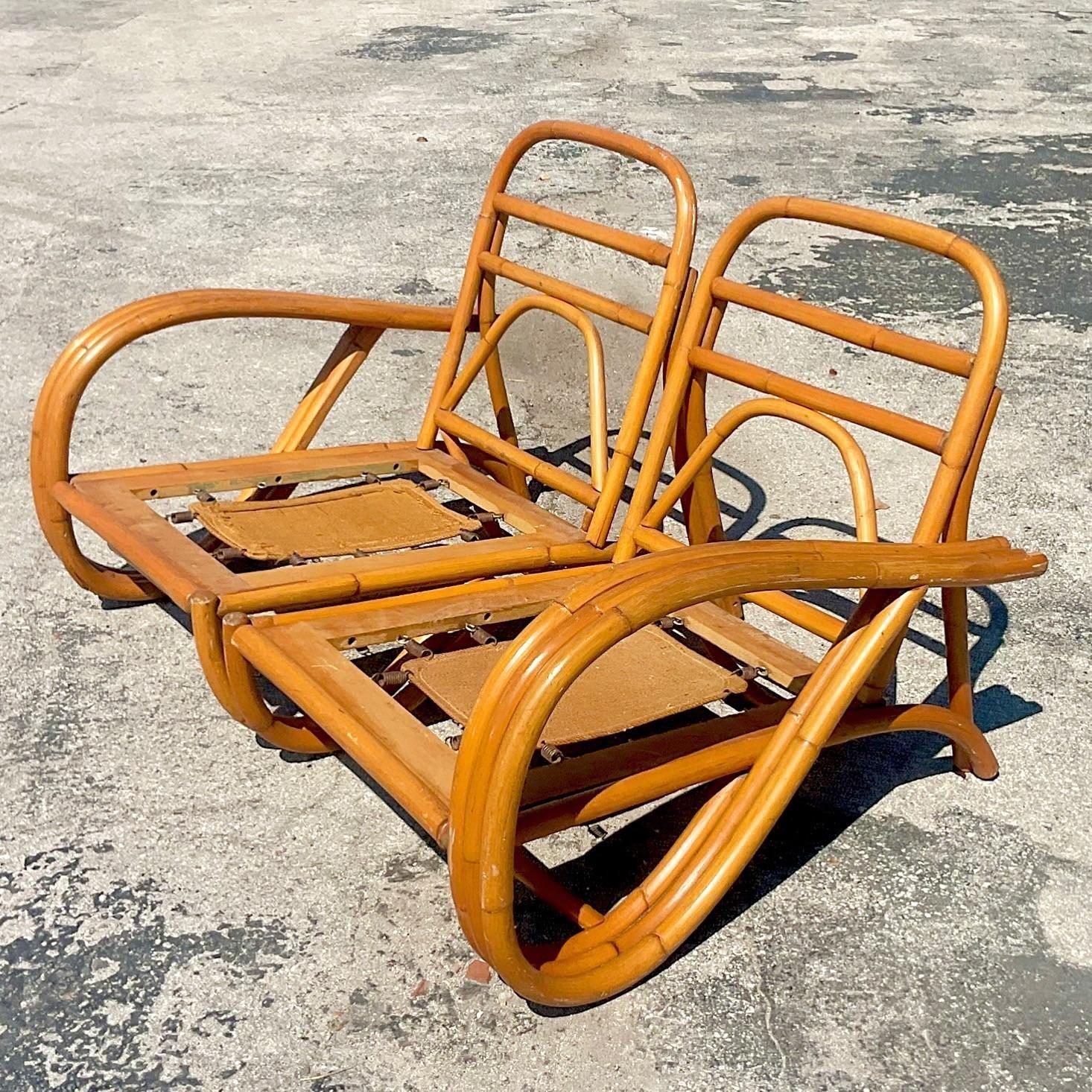 Une fabuleuse causeuse vintage en rotin courbé Coastal. Un design Looping chic avec une belle patine du temps. Acquis d'un design de Palm Beach