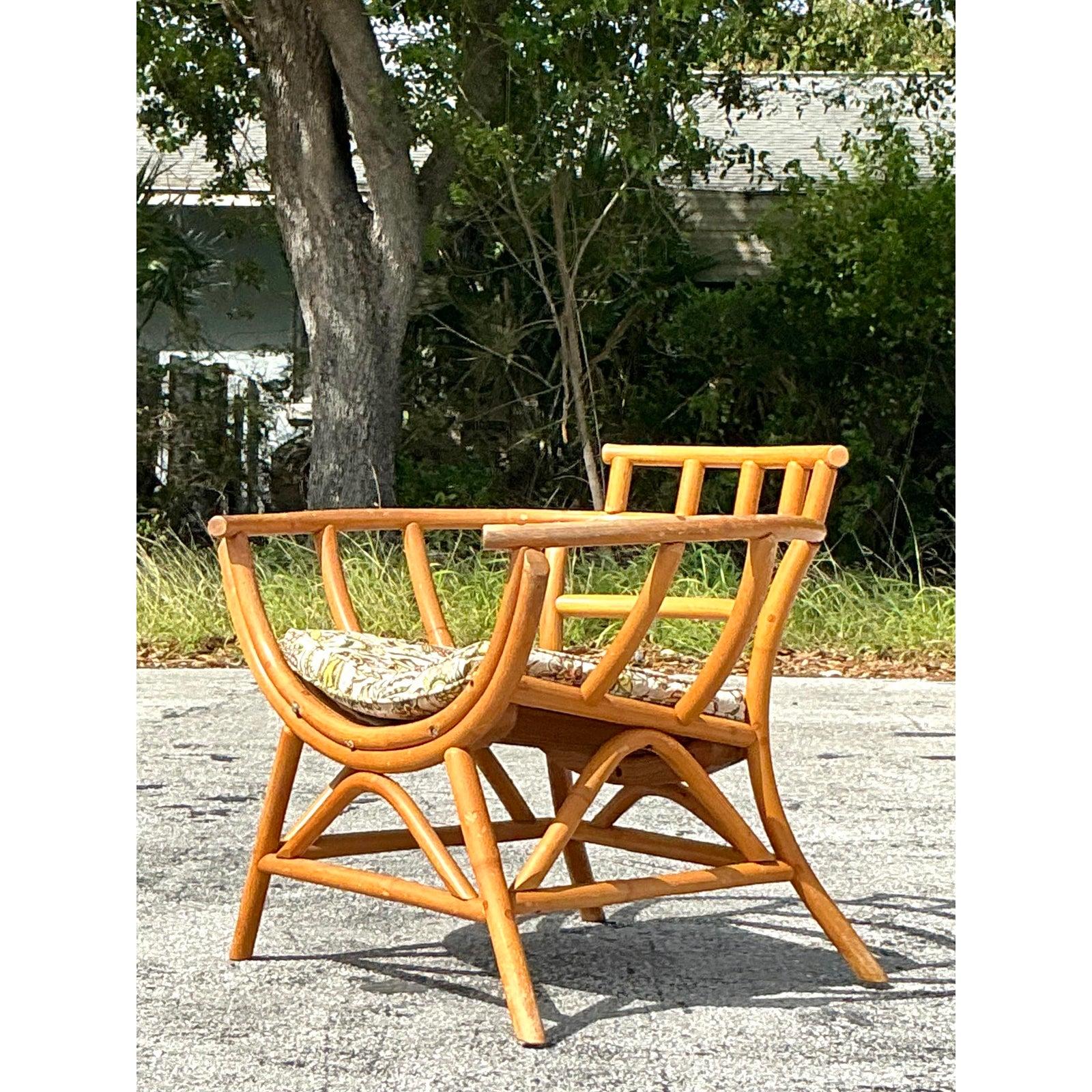 Embrassez le charme de la vie côtière avec cette chaise longue en rotin cintré vintage magnifiquement fabriquée. Son cadre sculptural met en valeur la beauté organique du rotin naturel, offrant un design aéré mais robuste qui respire l'élégance