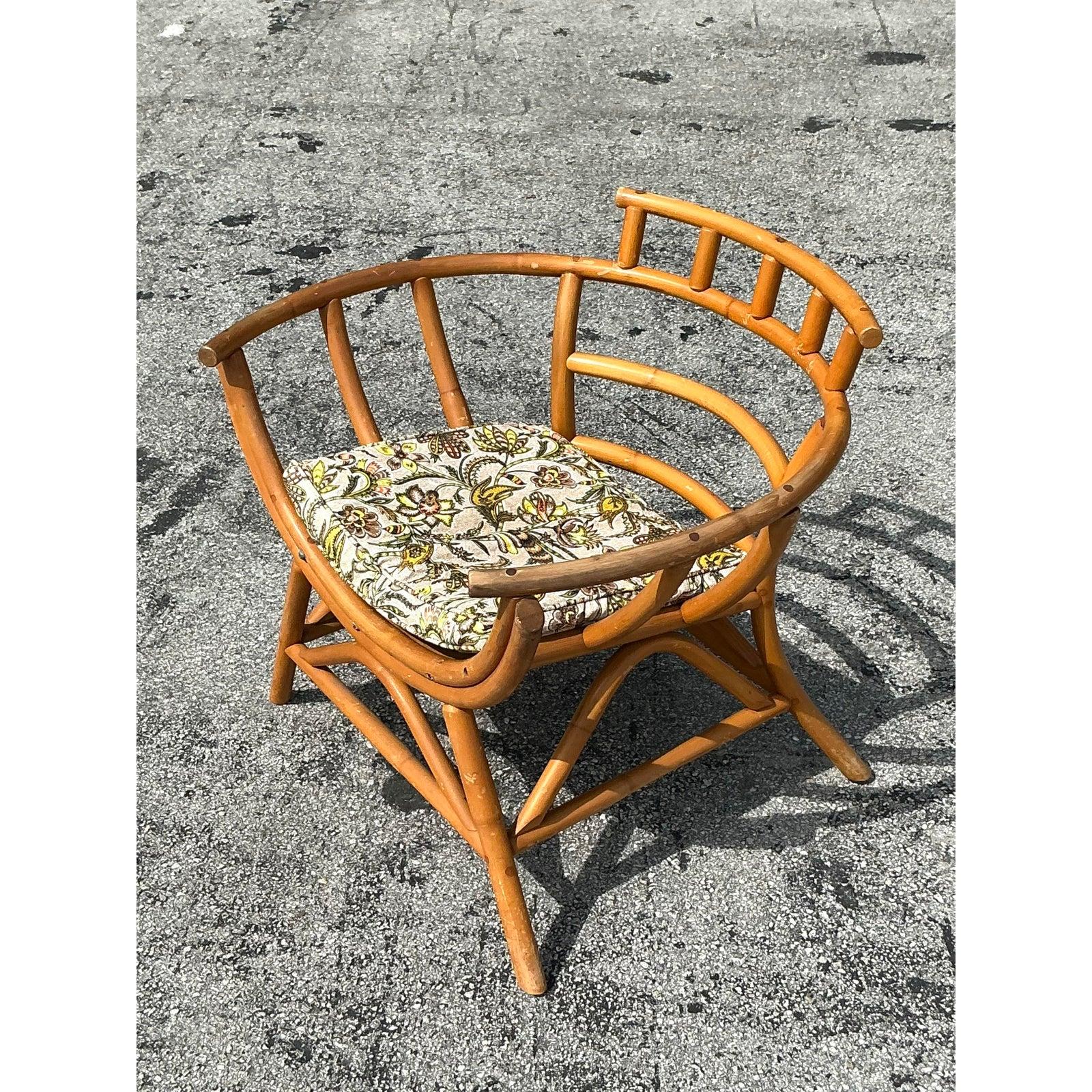 Mid-Century Modern Chaise longue vintage en rotin courbé côtier en vente