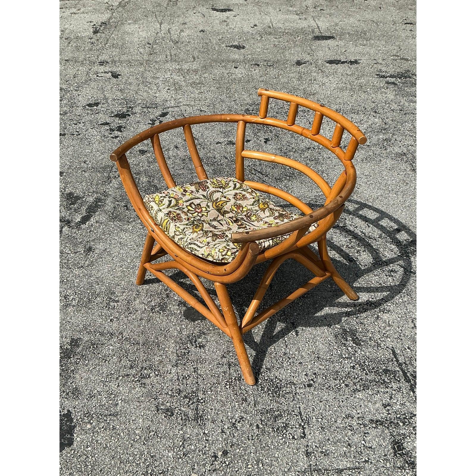 Philippin Chaise longue vintage en rotin courbé côtier en vente