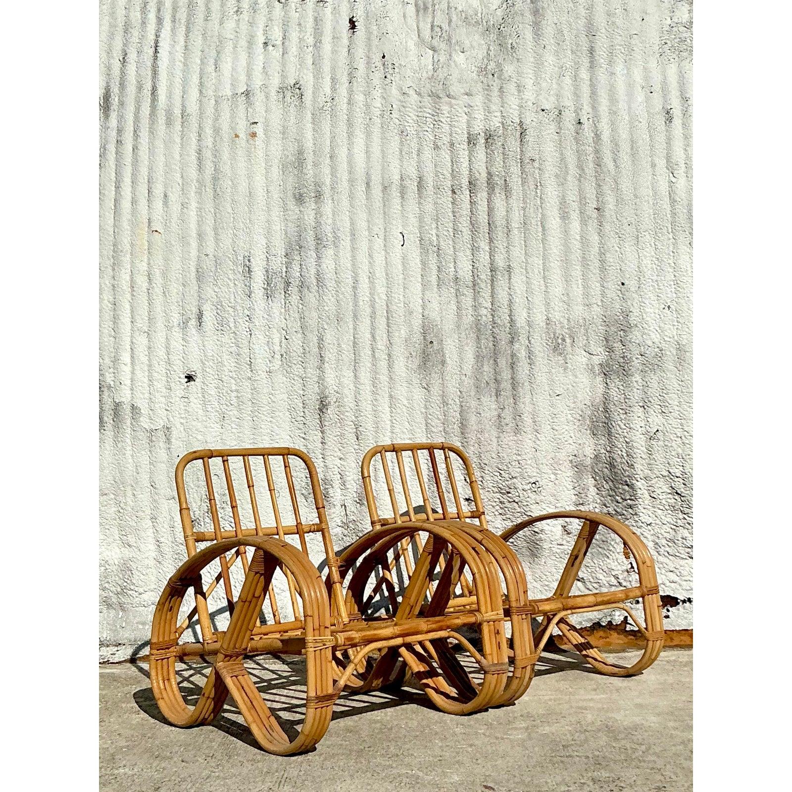 Cattura l'essenza del relax costiero con questa splendida coppia di sedie lounge in rattan curvato vintage. Realizzate con telai in rattan graziosamente curvati, queste sedie emanano un fascino isolano senza tempo e offrono un comfort eccezionale. I