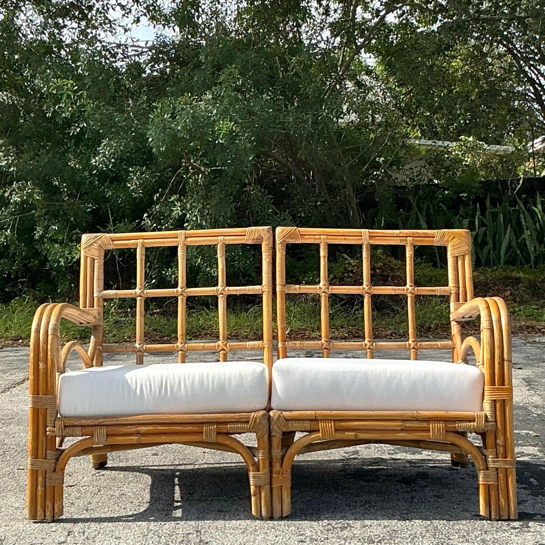 Introduce una relajada elegancia costera en tu hogar con este loveseat vintage de ratán curvado. Elaborada con un marco de ratán elegantemente curvado e intrincados detalles tejidos, esta pieza desprende un encanto intemporal y una calidez natural.