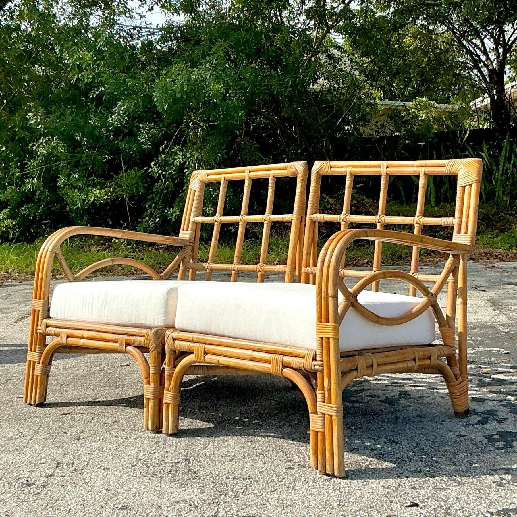 Loveseat Vintage Coastal de ratán curvado Filipino en venta