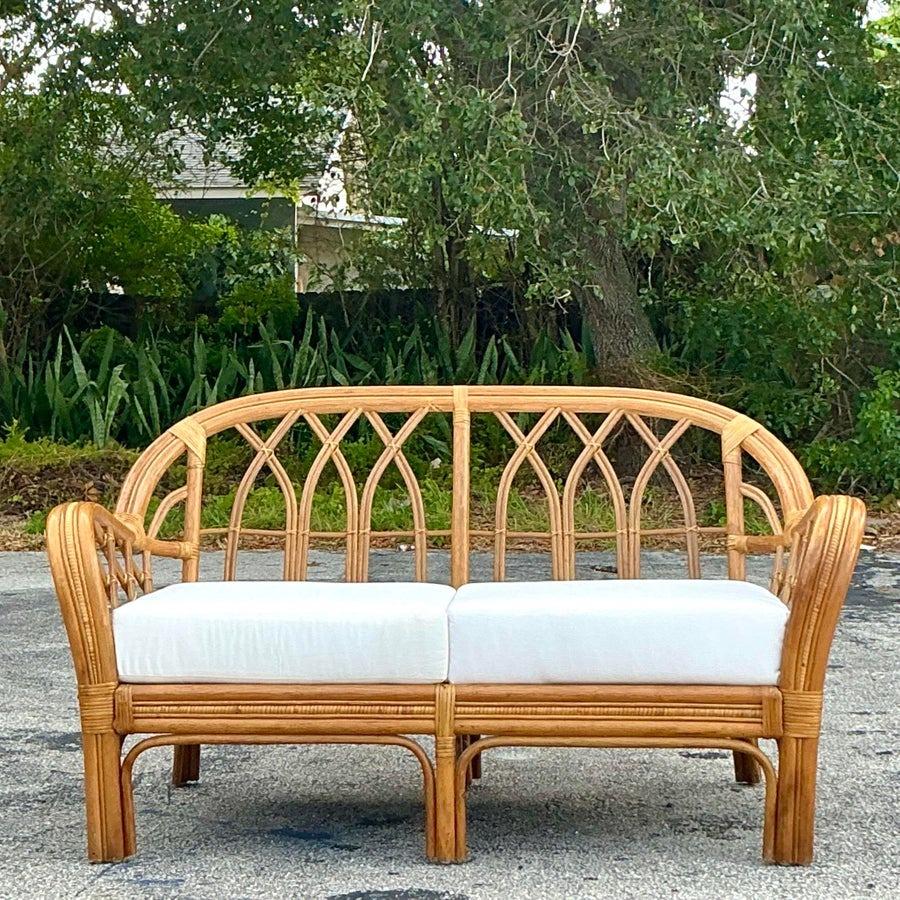 Gebogener Rattan-Liegesessel im Küstenstil (Stoff) im Angebot
