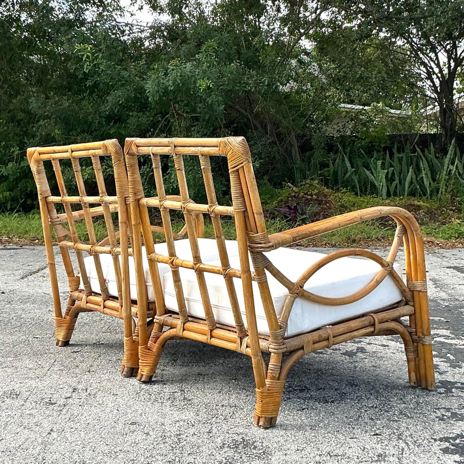 Loveseat Vintage Coastal de ratán curvado en venta 1