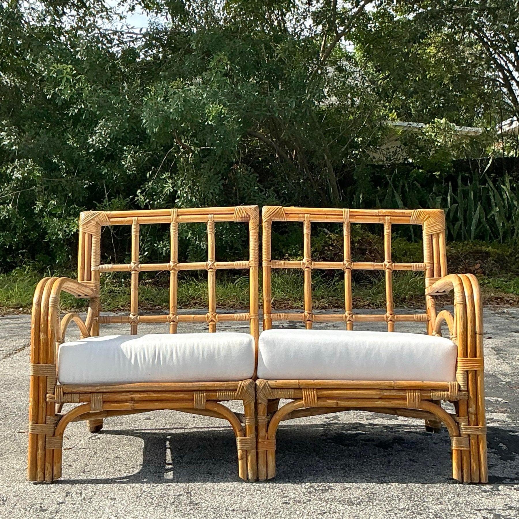 Loveseat Vintage Coastal de ratán curvado en venta 2