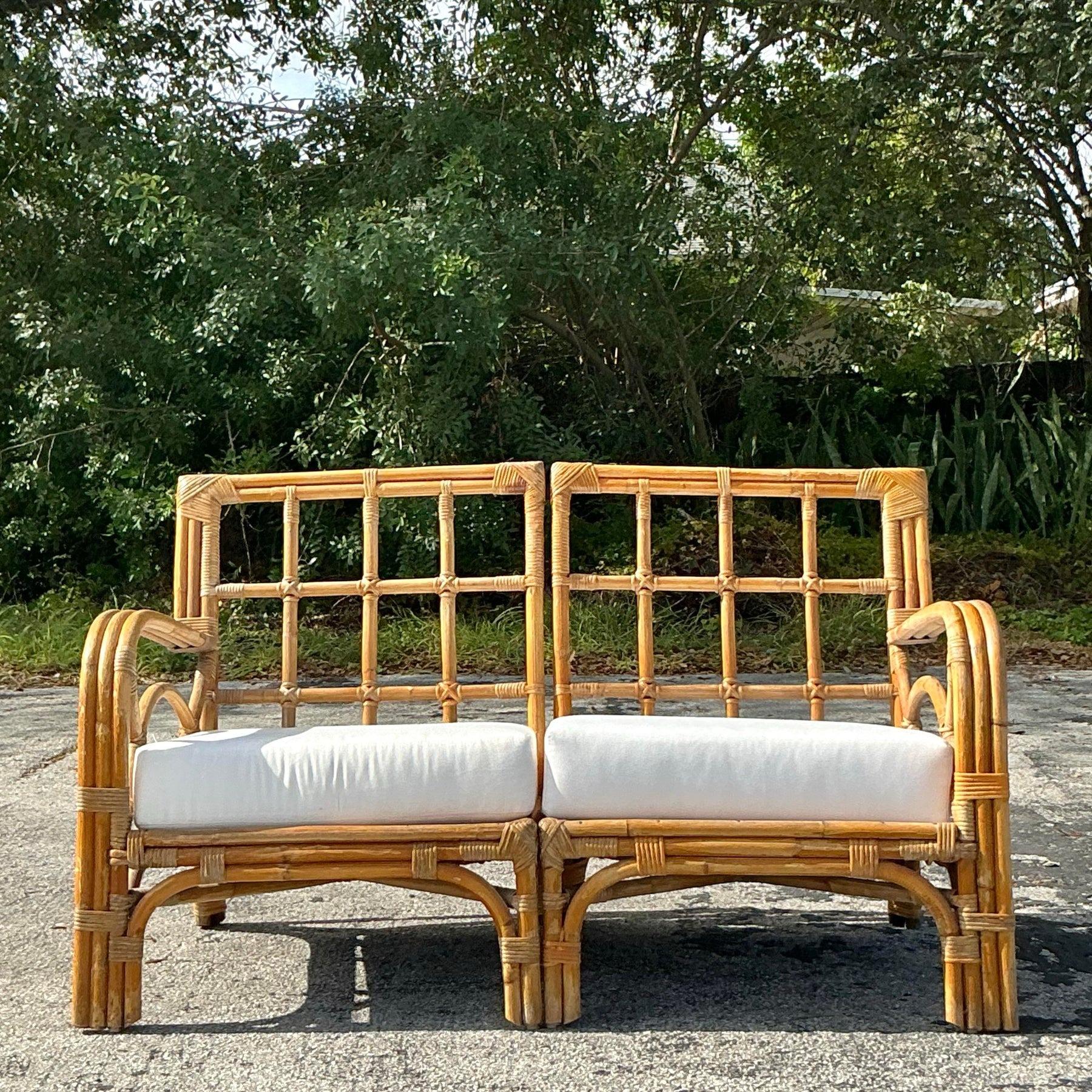Loveseat Vintage Coastal de ratán curvado en venta 3