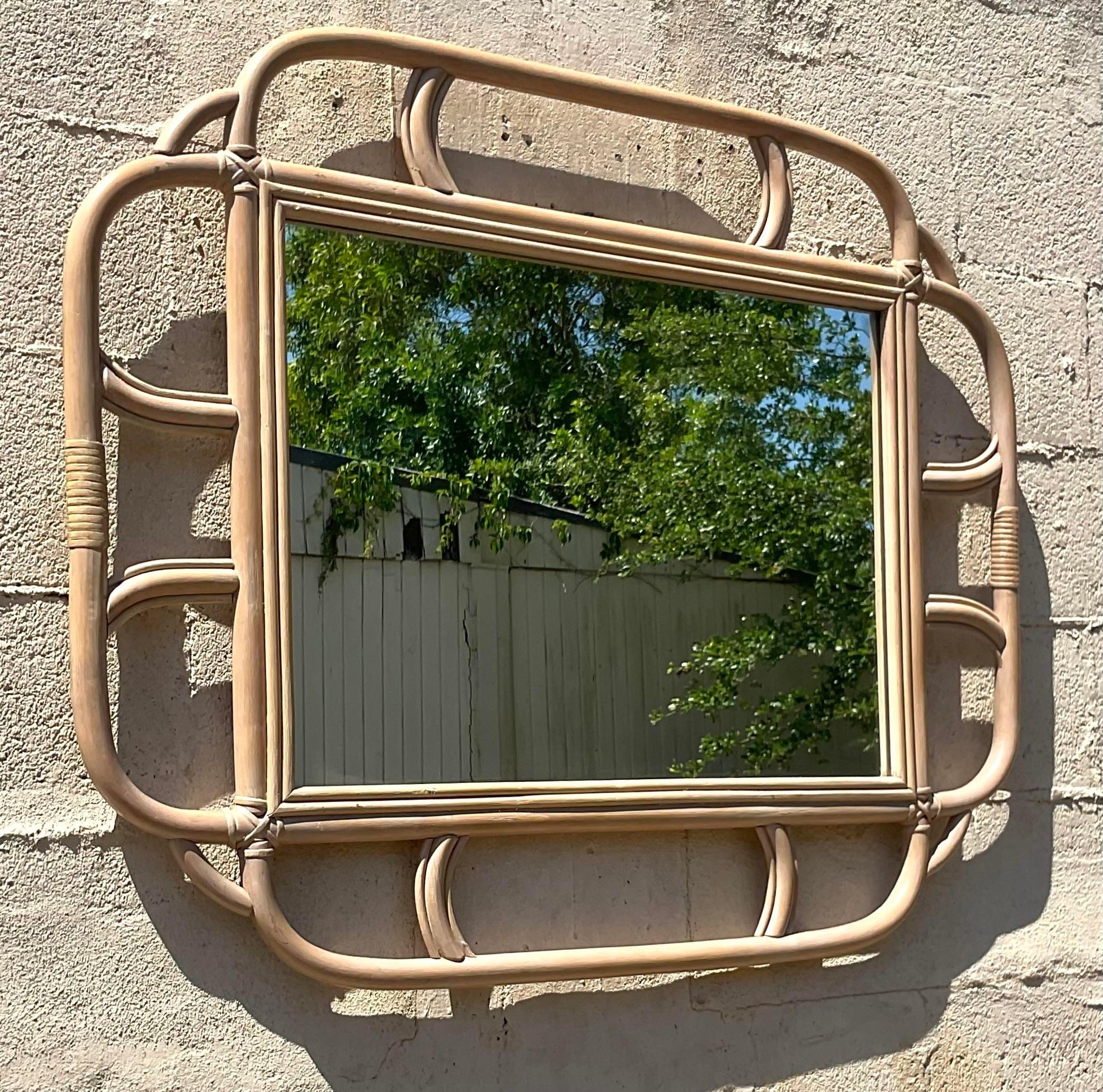 Lassen Sie sich vom Charme des Meeres verzaubern mit unserem Vintage Coastal Bent Rattan Mirror. Dieser vom amerikanischen Stil inspirierte Spiegel hat einen anmutig geschwungenen Rattanrahmen, der natürliche Eleganz mit klassischem Design zu einer