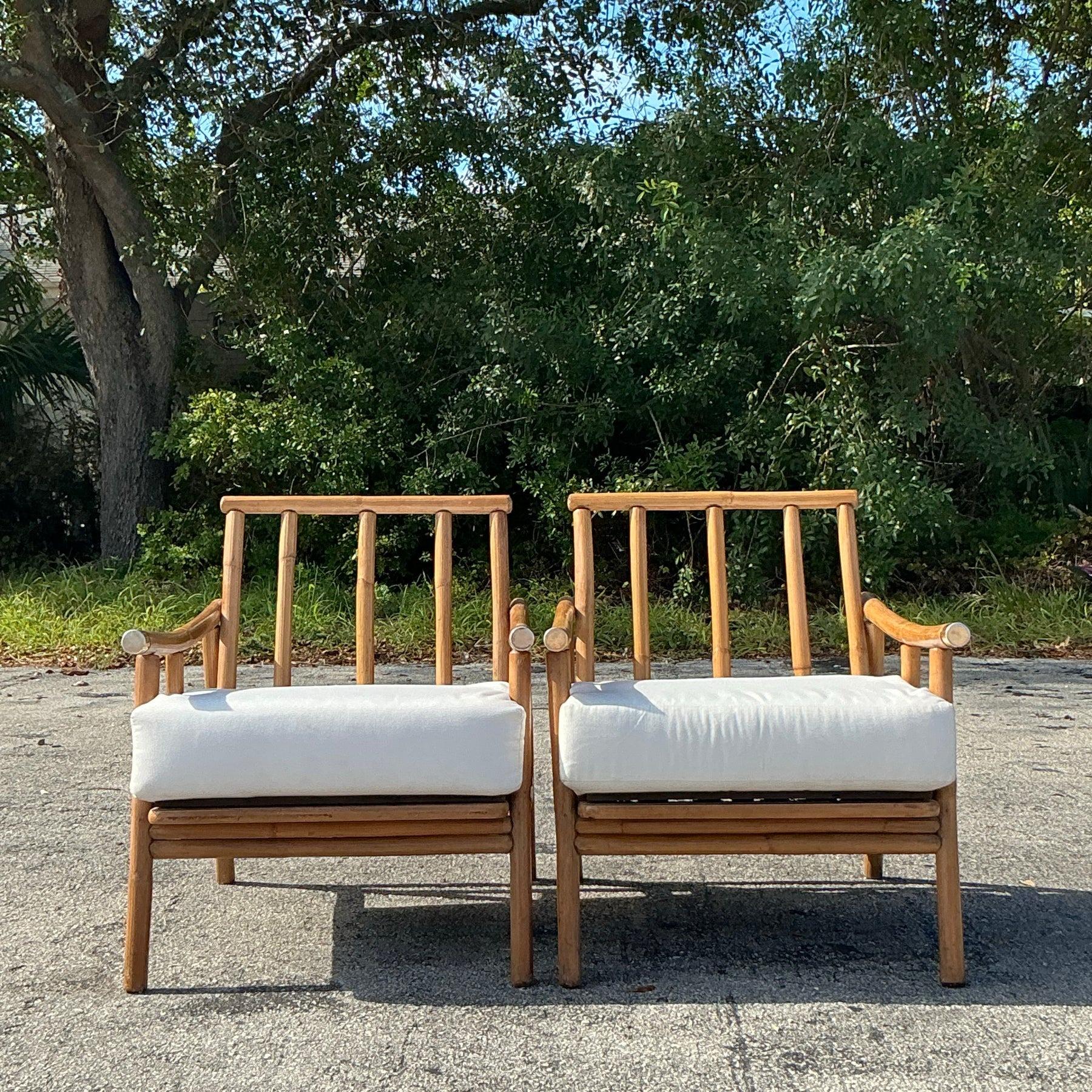 Crea un sereno rifugio costiero con questa coppia di sedie da salotto Ficks Reed in rattan curvato vintage. Caratterizzate da telai graziosamente curvi e dettagli in tessuto naturale, queste sedie combinano un'artigianalità senza tempo con il