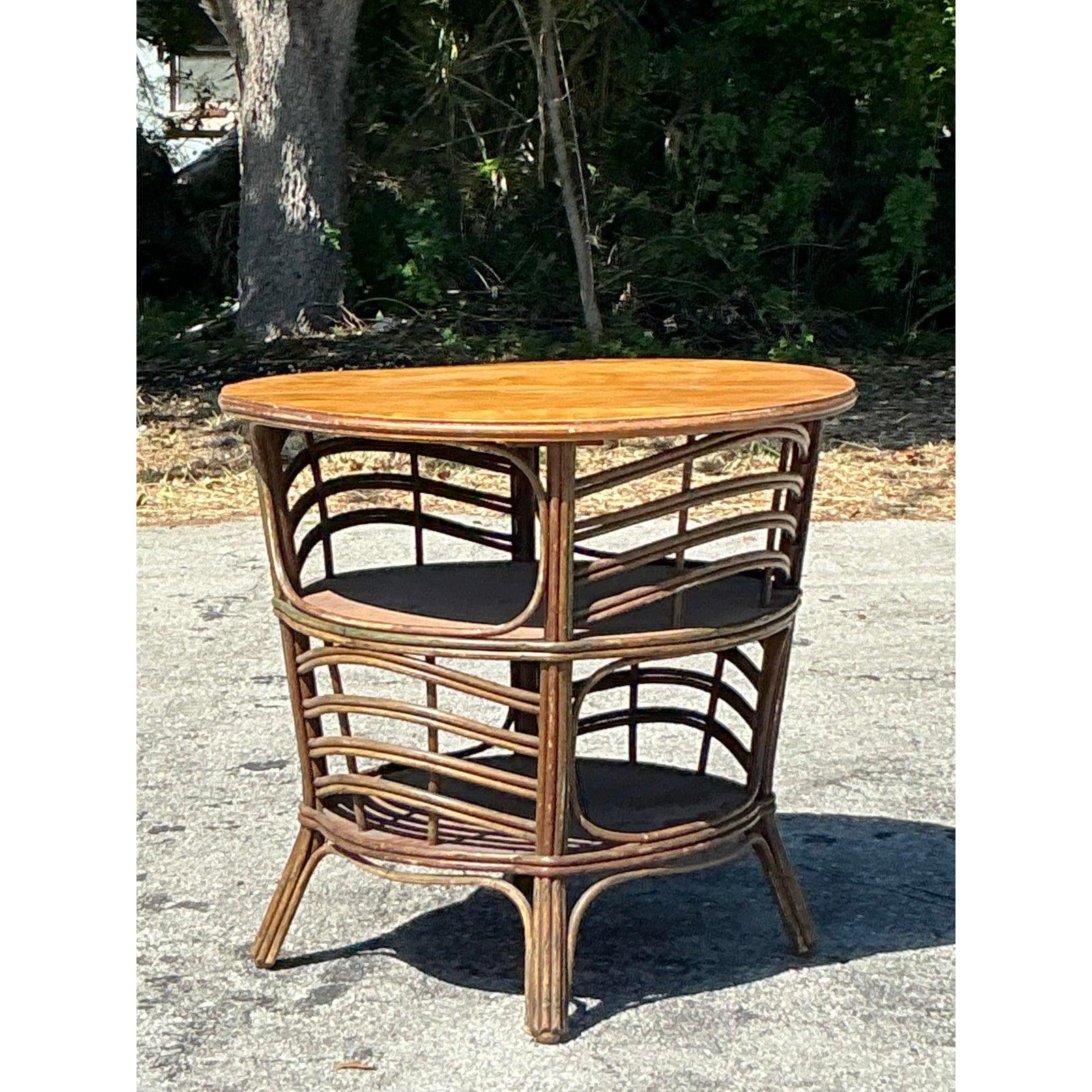 Américain Table d'appoint vintage en rotin courbé en vente