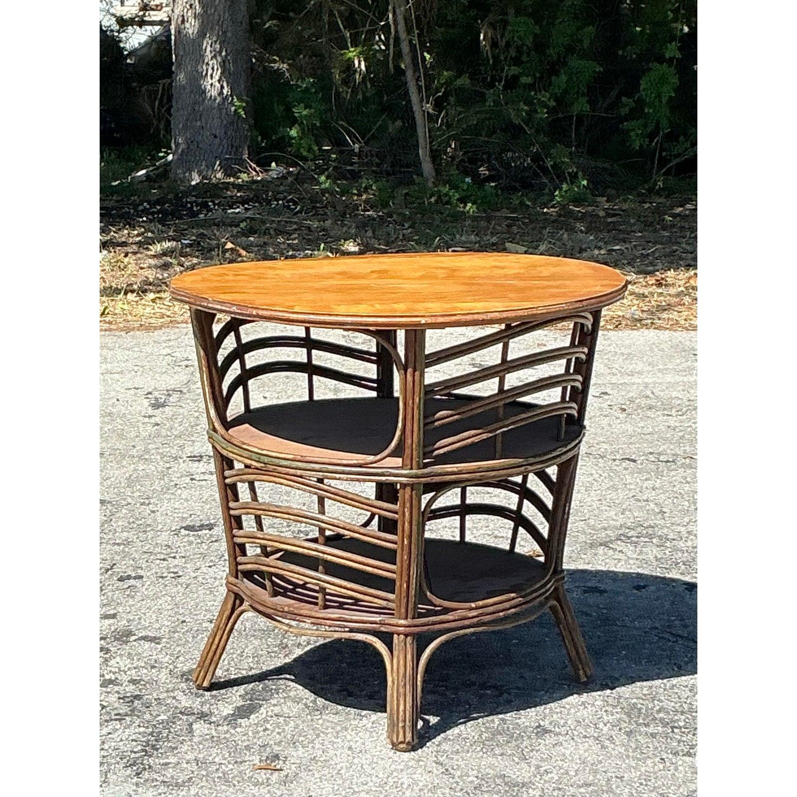 20ième siècle Table d'appoint vintage en rotin courbé en vente