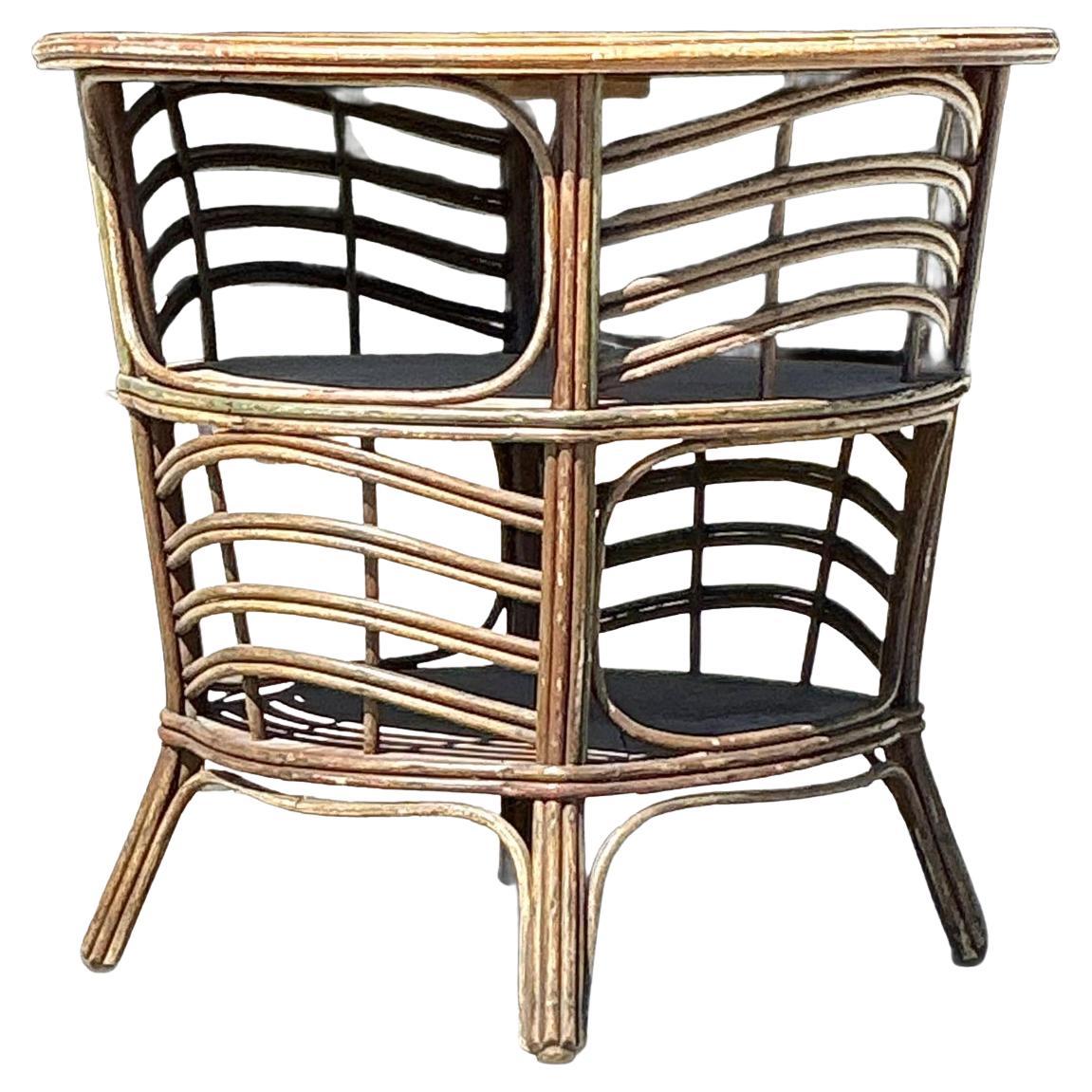 Mesa auxiliar vintage costera de ratán curvado