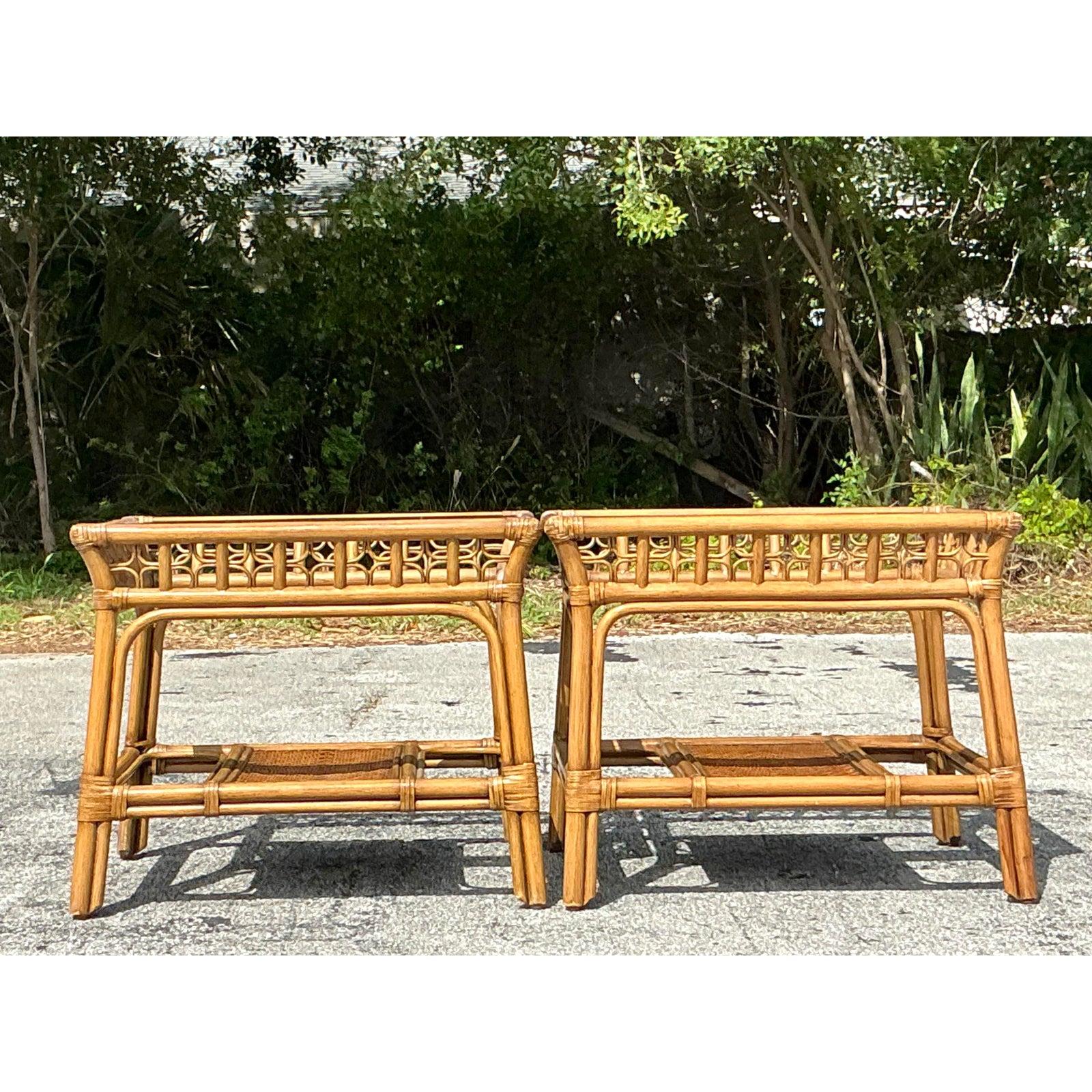 Pareja de mesas auxiliares vintage de ratán curvado costero en venta 4