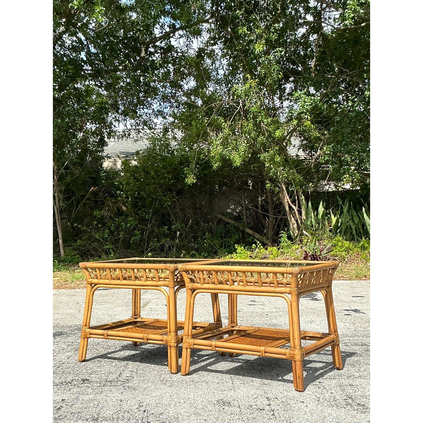 Pareja de mesas auxiliares vintage de ratán curvado costero en venta 6