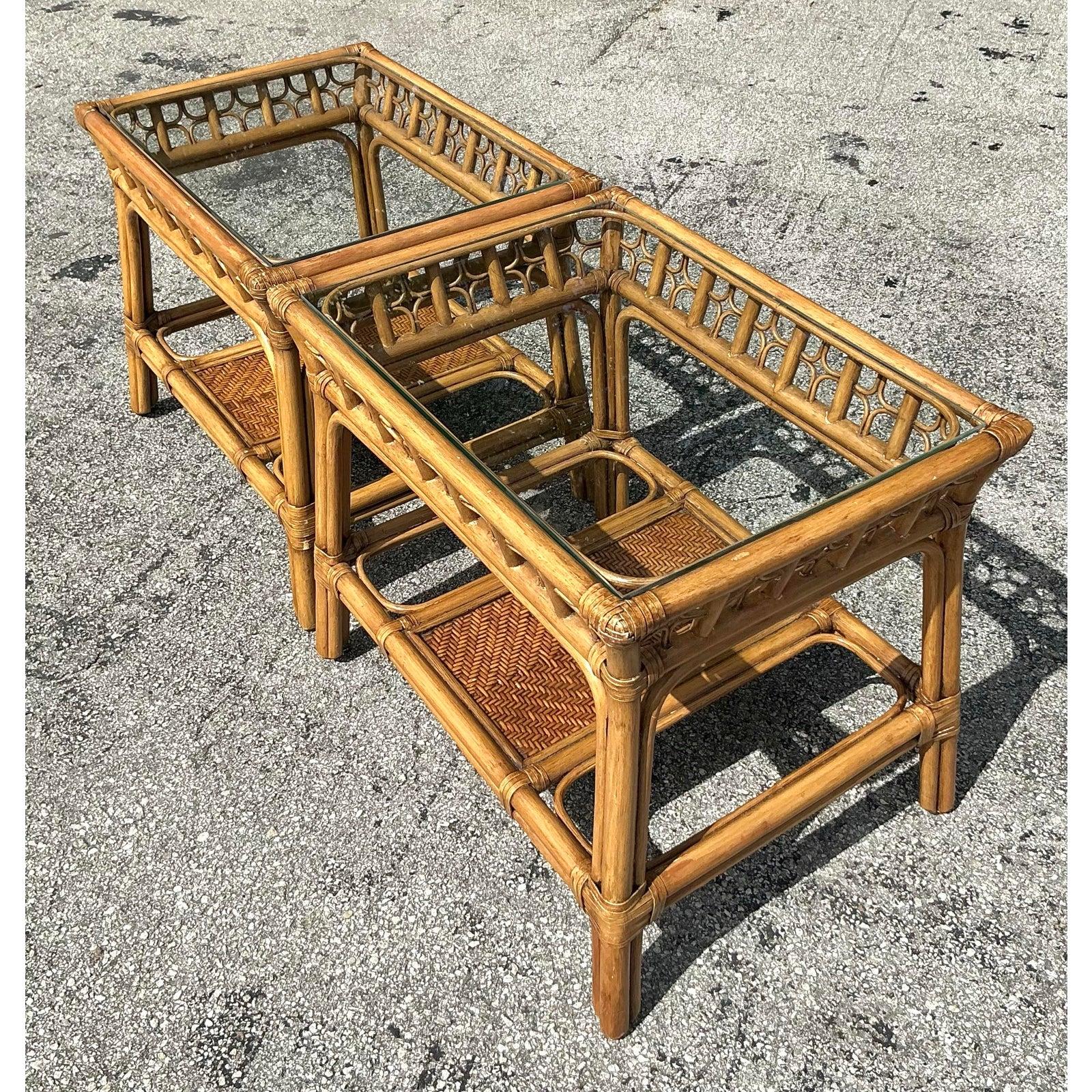 Pareja de mesas auxiliares vintage de ratán curvado costero Filipino en venta