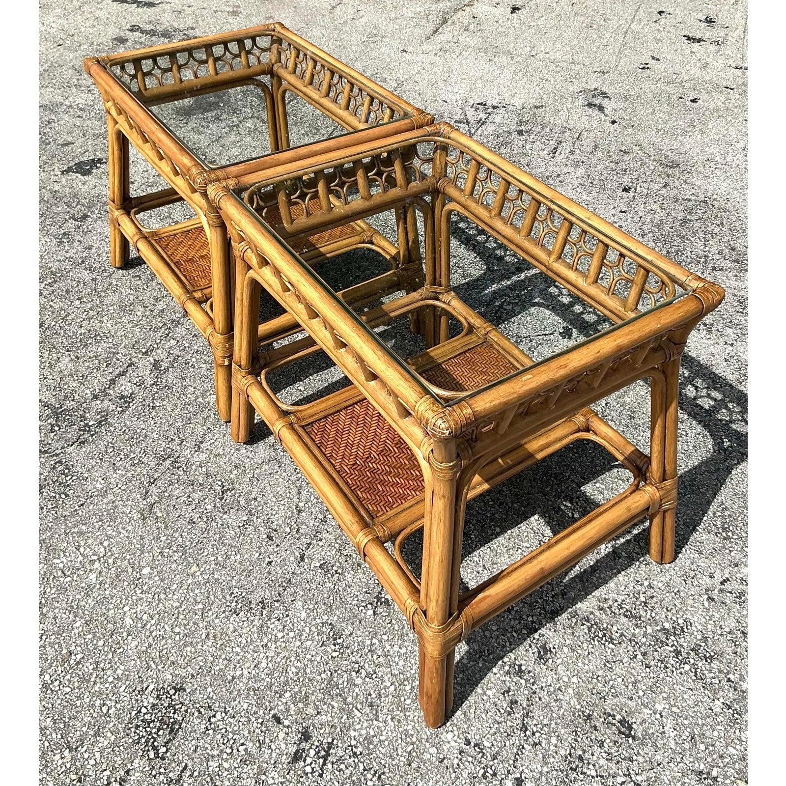 Pareja de mesas auxiliares vintage de ratán curvado costero en Bueno estado para la venta en west palm beach, FL