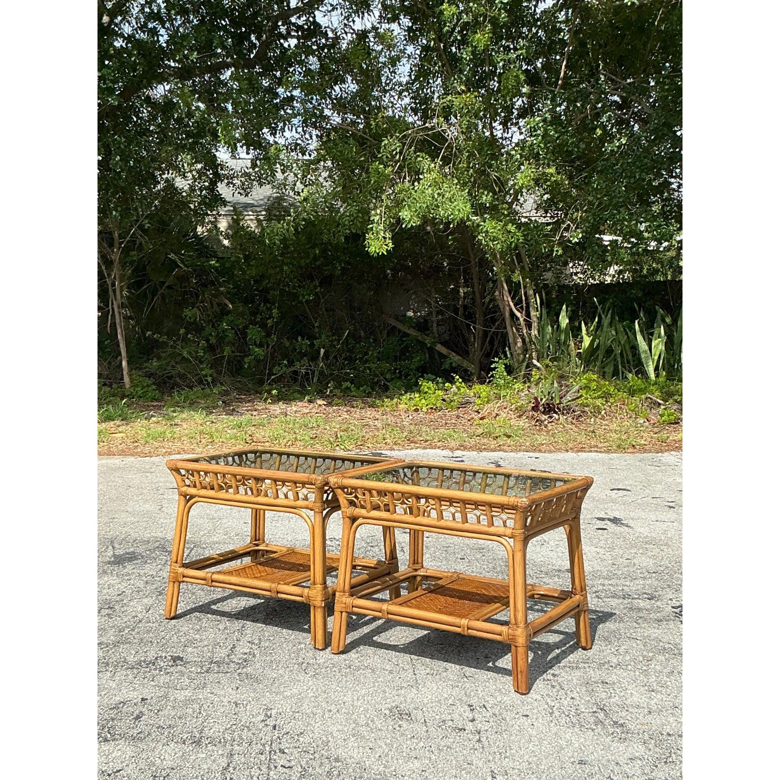Pareja de mesas auxiliares vintage de ratán curvado costero siglo XX en venta