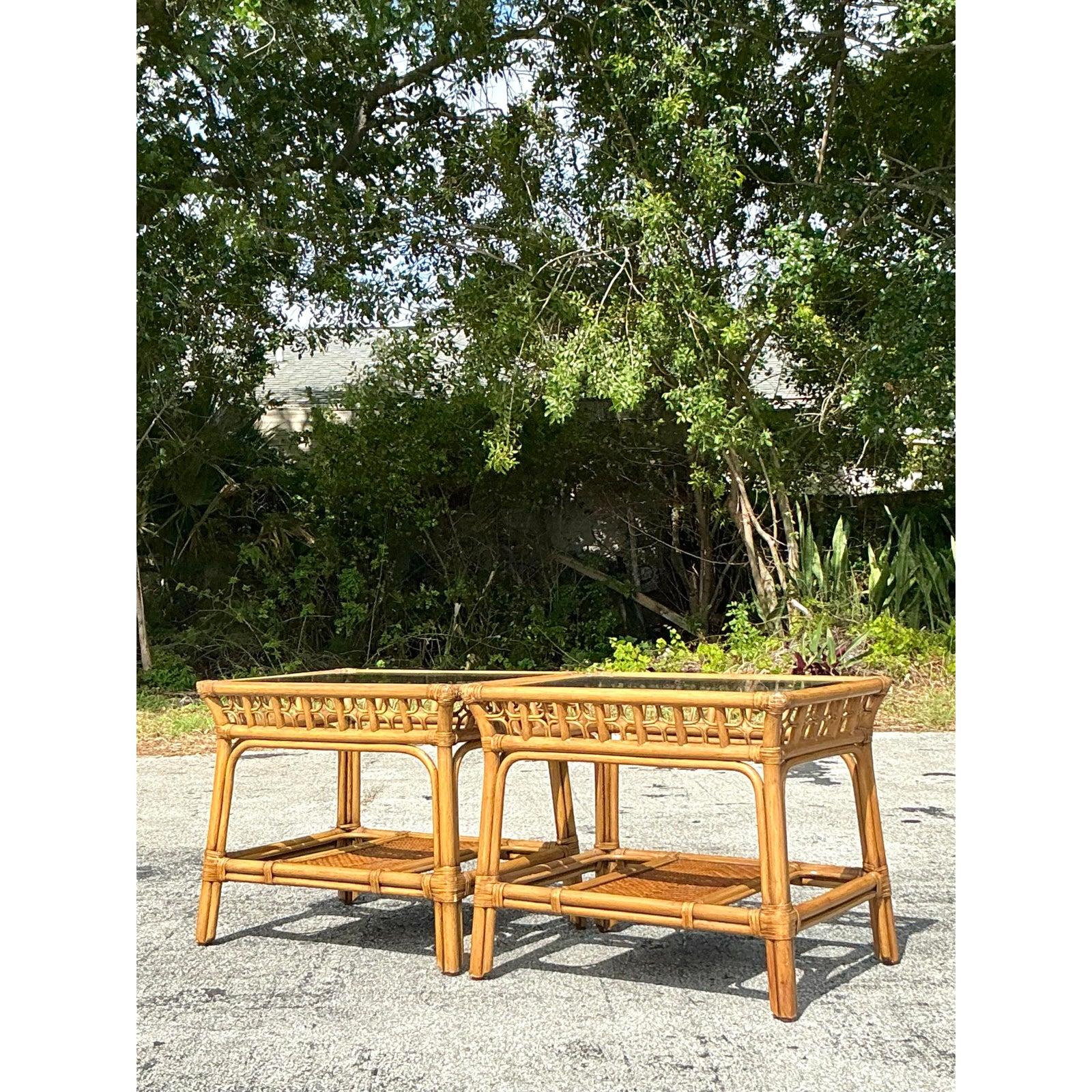 Pareja de mesas auxiliares vintage de ratán curvado costero Mimbre en venta