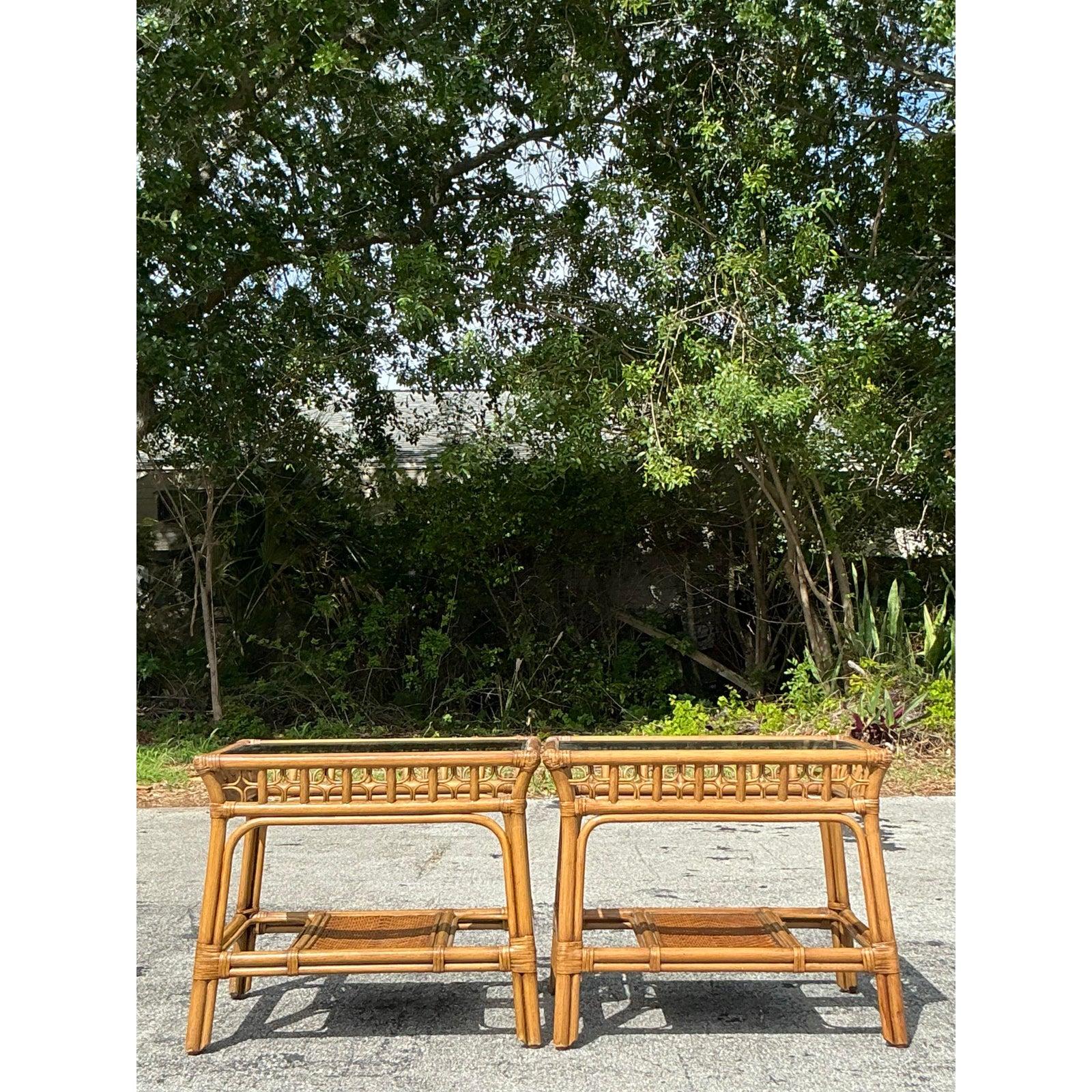 Pareja de mesas auxiliares vintage de ratán curvado costero en venta 1