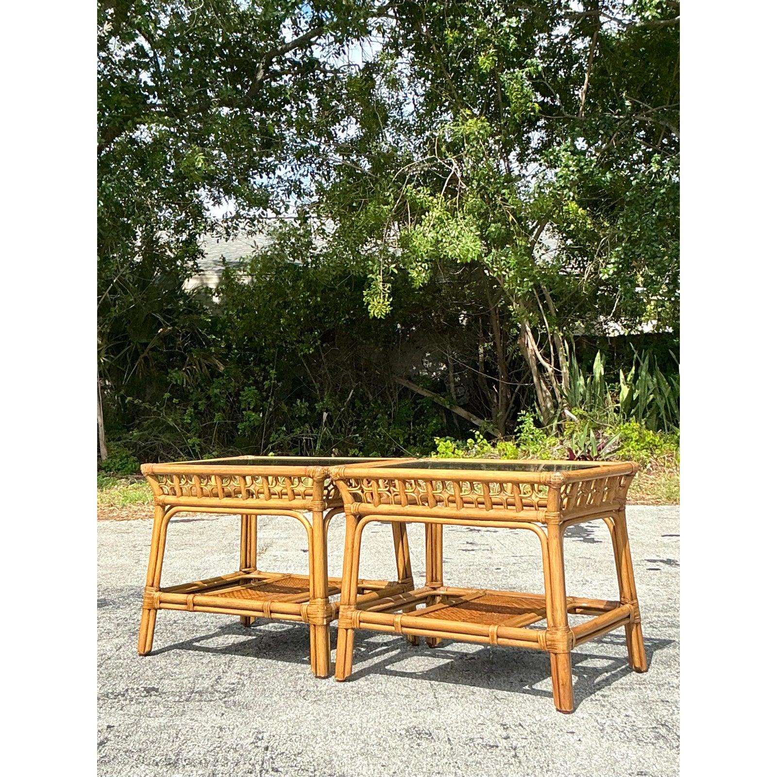 Pareja de mesas auxiliares vintage de ratán curvado costero en venta 2