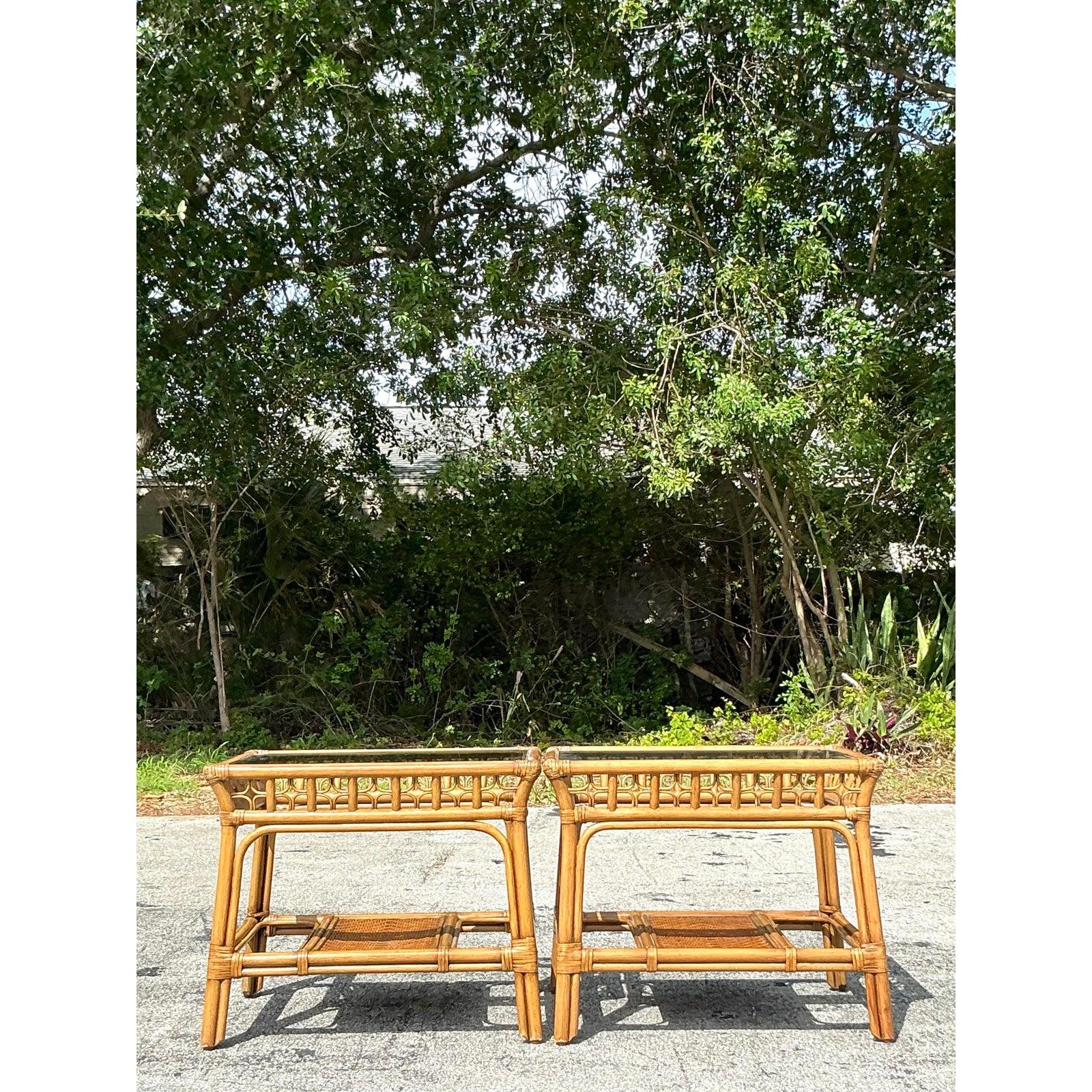 Pareja de mesas auxiliares vintage de ratán curvado costero en venta 3