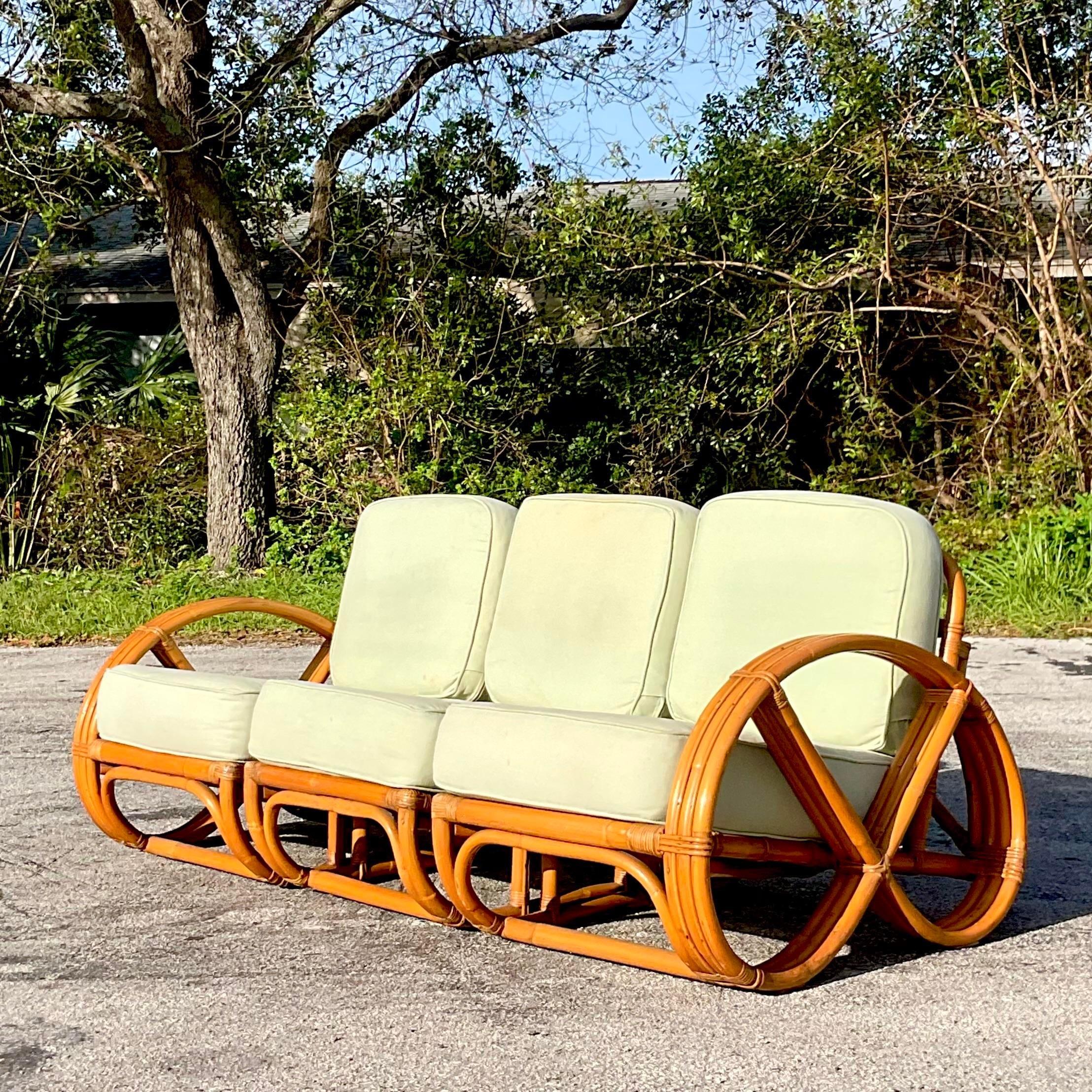 Coastal gebogenes Rattan-Sofa im Vintage-Stil nach Paul Frankl (20. Jahrhundert) im Angebot