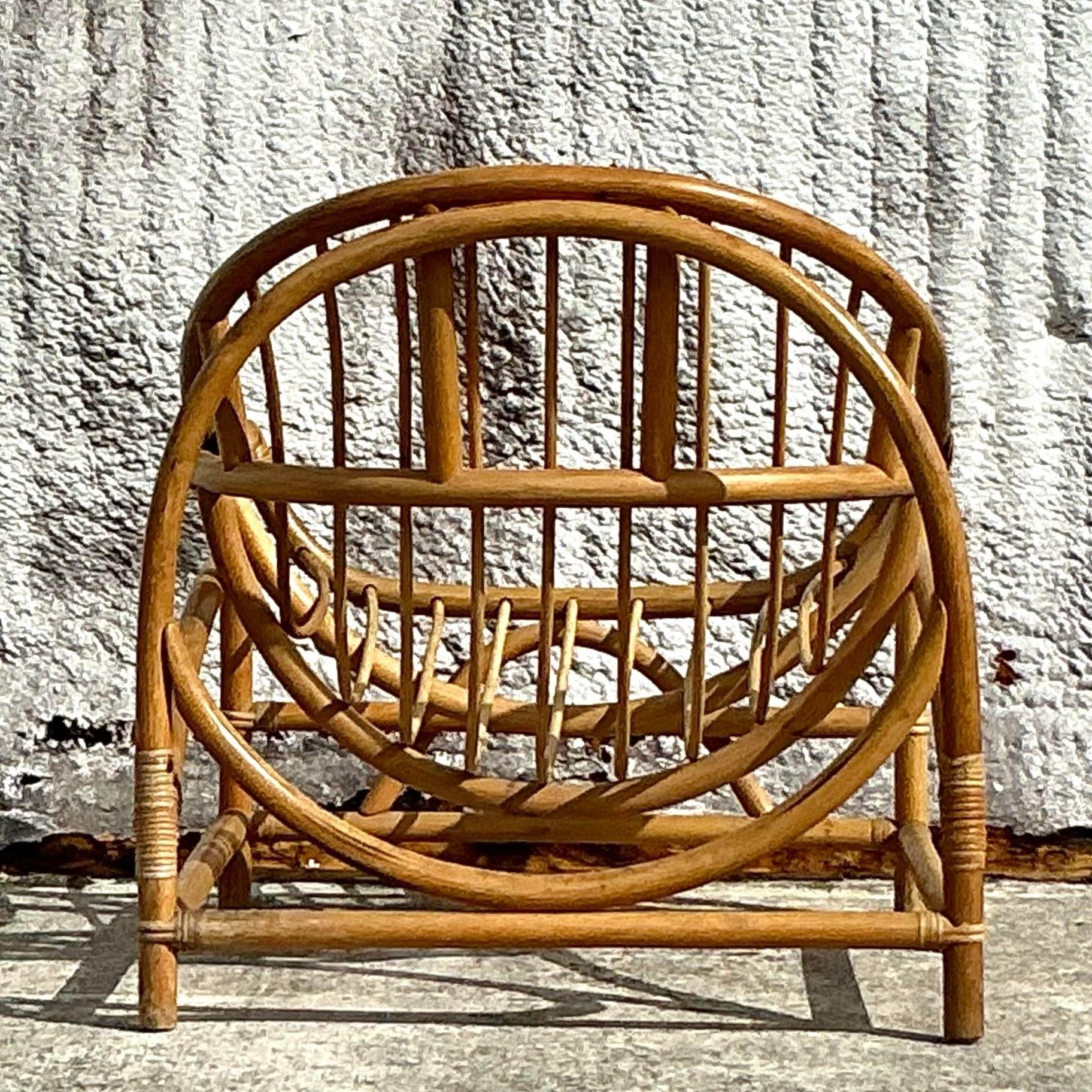 Charmantes Vintage-Küstenset mit gebogenem Rattansofa und passendem Stuhl. Mit ihren wunderschön geschwungenen Rahmen und den natürlichen Flechtdetails strahlt dieses Duo lässige Eleganz und Strandatmosphäre aus. Dieses Set ist ideal, um jedem Raum