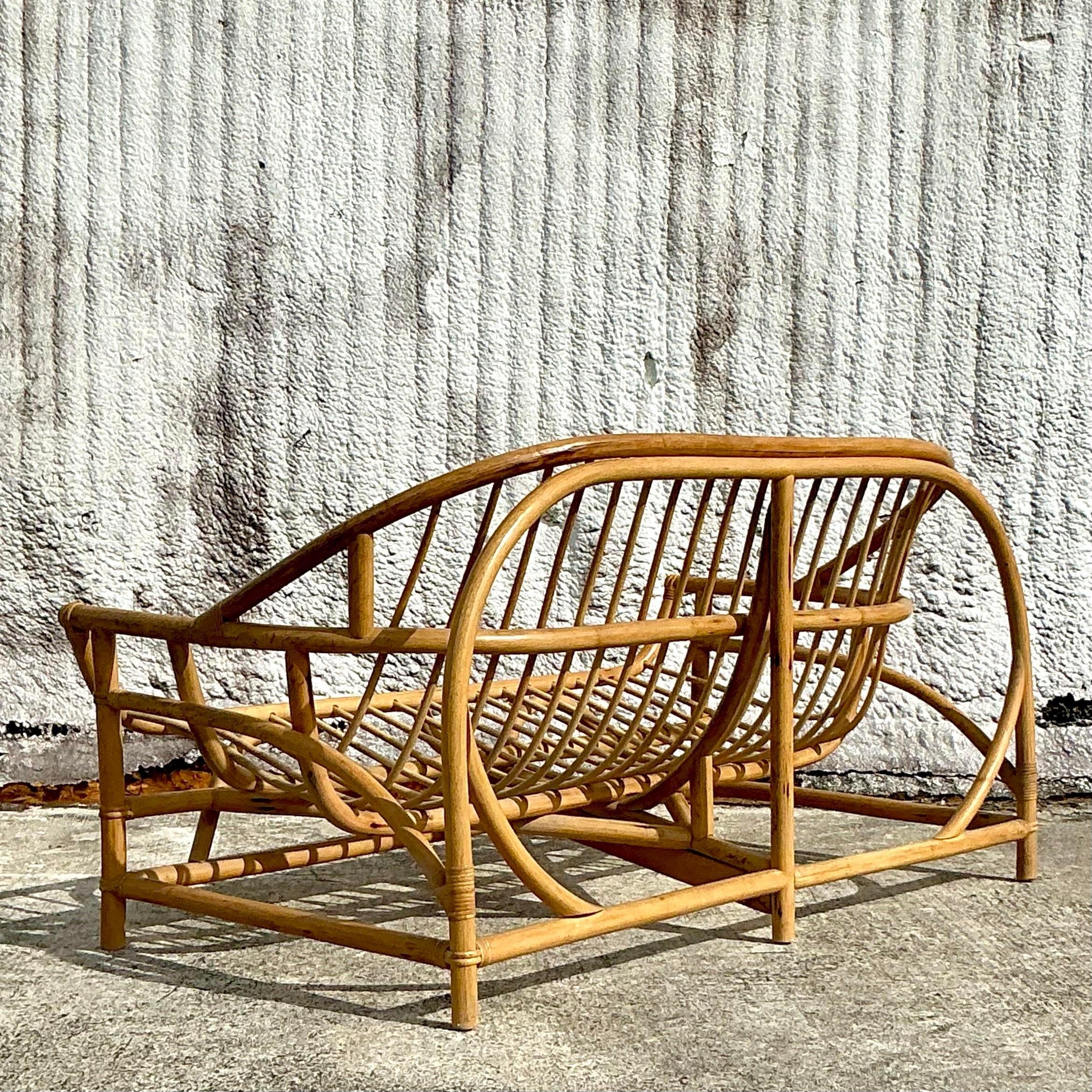 Vintage Coastal Bent Rattan Sofa und Stuhl - 2er Set (Philippinisch) im Angebot
