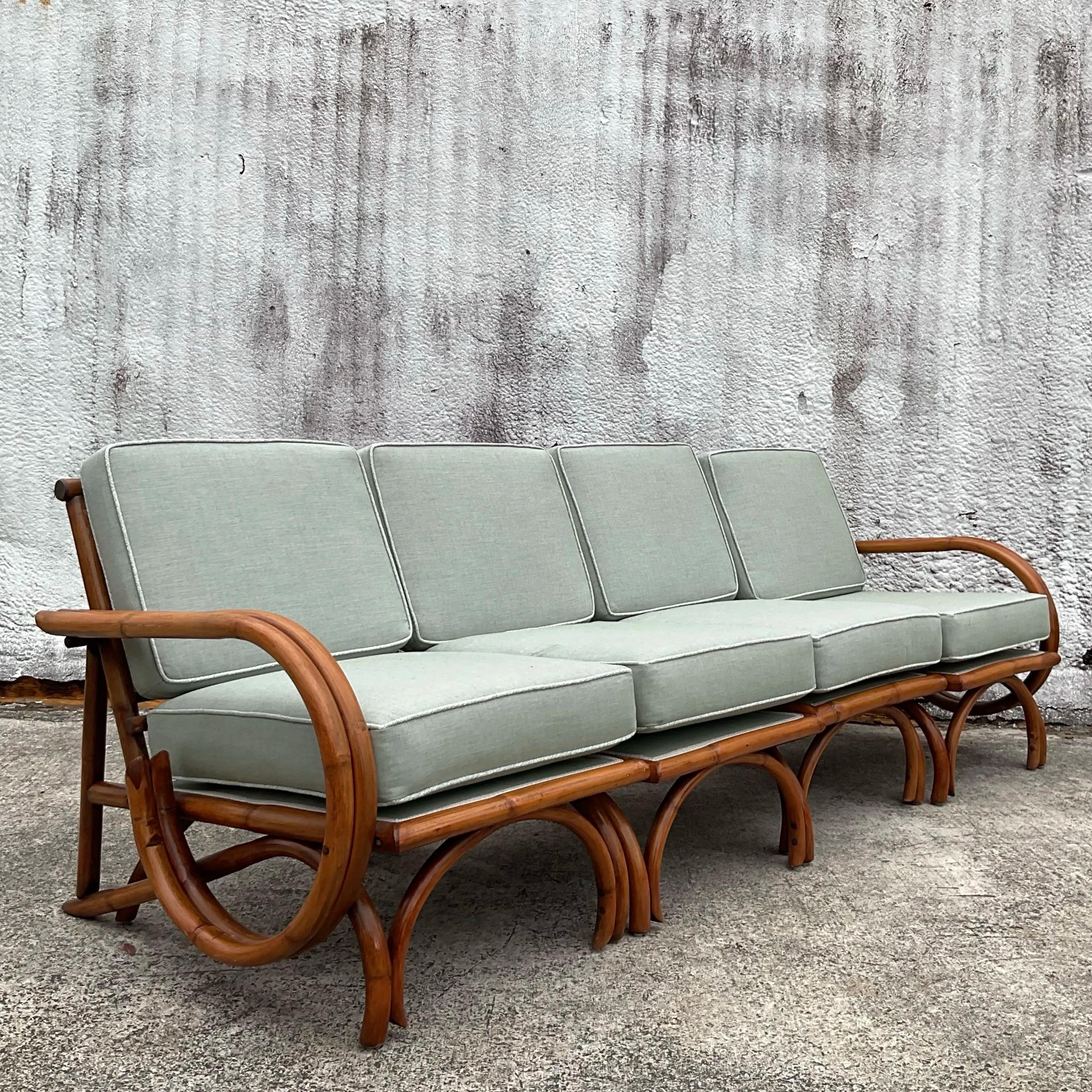 Adoptez l'élégance sans effort de la vie côtière avec ce canapé en rotin courbé Vintage Coastal. Fabriqué en rotin courbé et complexe, ce canapé dégage un charme décontracté qui convient parfaitement à une maison de plage ou à un espace