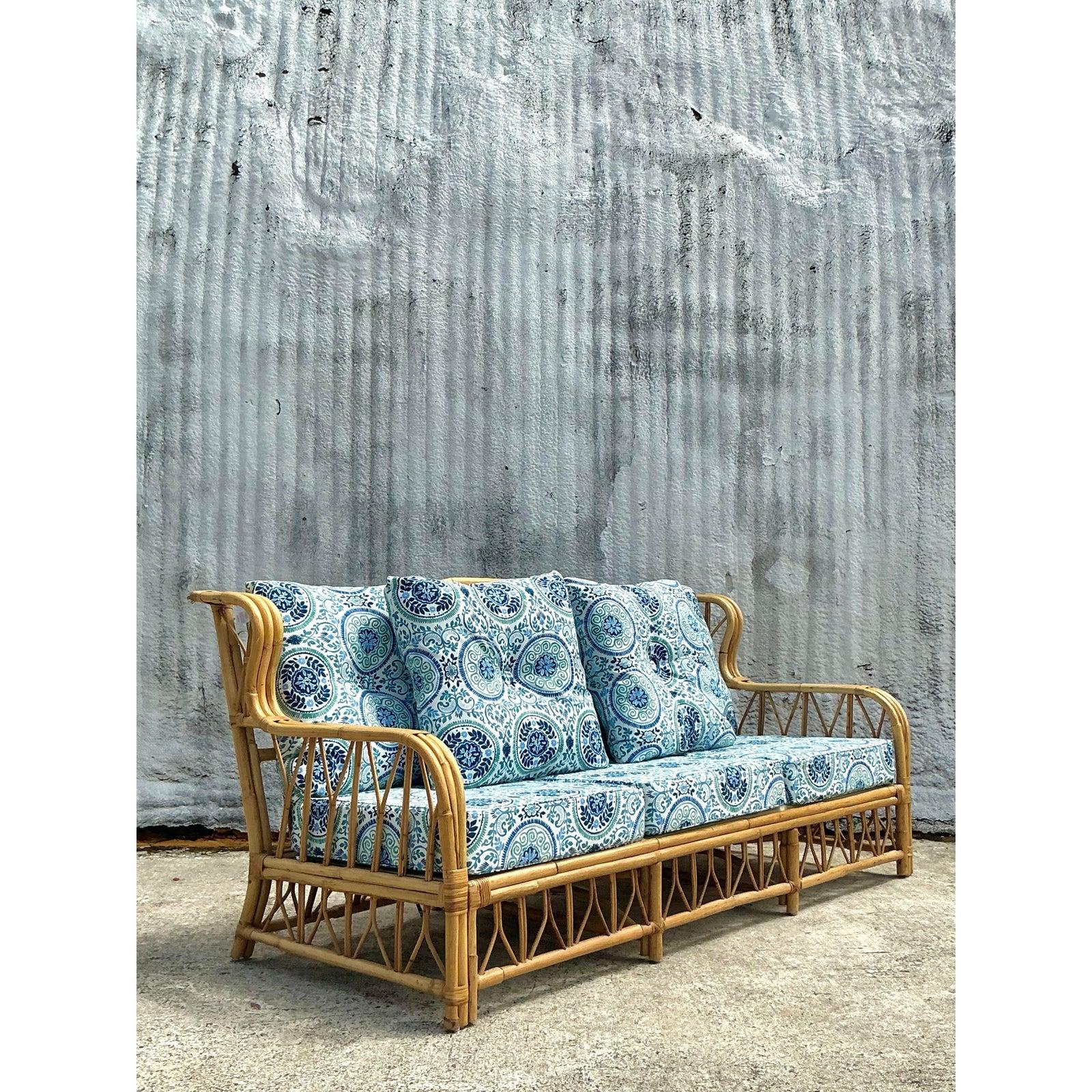 Apportez un charme côtier intemporel à votre espace avec ce superbe canapé en rotin cintré vintage. Doté d'un cadre en rotin magnifiquement tressé à la main, de courbes élégantes et d'un design ouvert et aéré, ce meuble dégage une esthétique à la