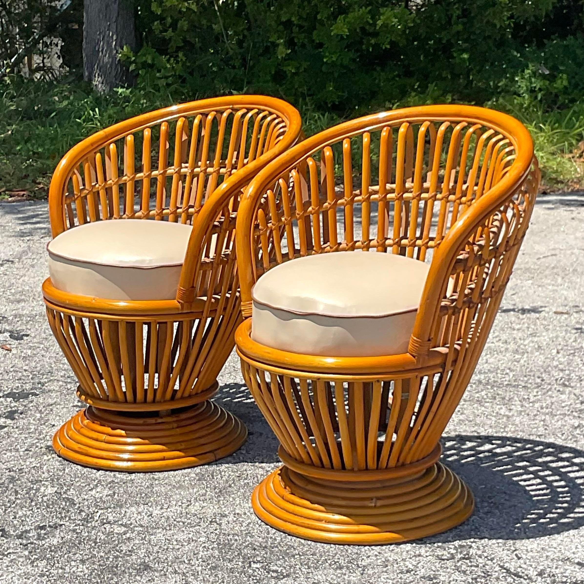 Drehstühle aus gebogenem Rattan mit Coastal-Bezug nach Albini, Vintage, Paar (Philippinisch) im Angebot