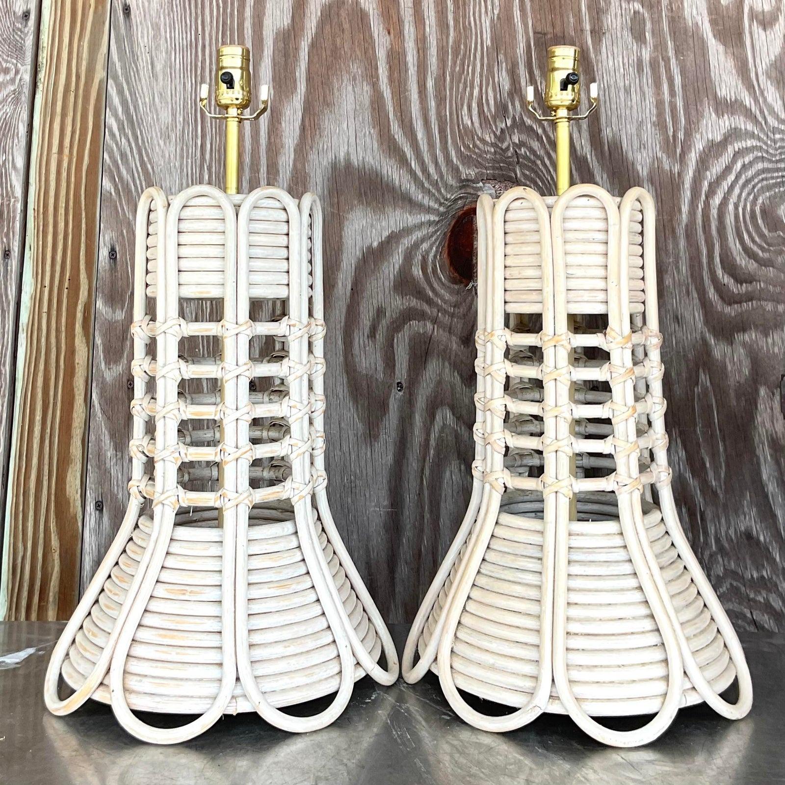 Nord-américain Paire de lampes de table en rotin courbé et cérusé de style côtier en vente