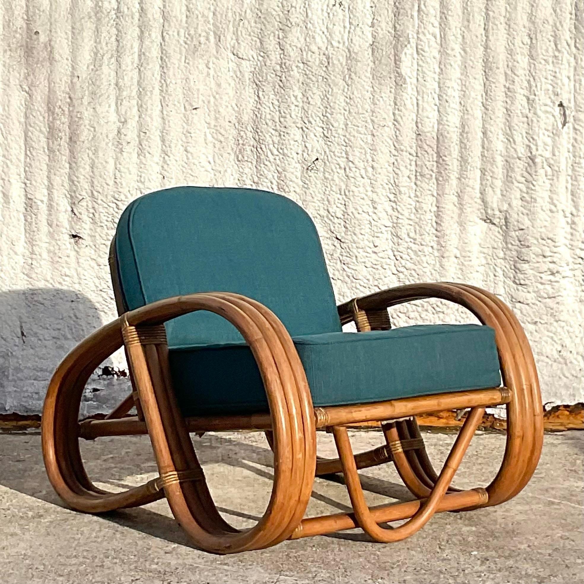 Ein fabelhaftes Vintage Coastal Dreisitzer-Sofa. Schönes gebogenes Rattan in klassischer Frankl-Form. Der passende Stuhl ist auch auf meiner Seite erhältlich. Erworben aus einem Nachlass in Palm Beach. 