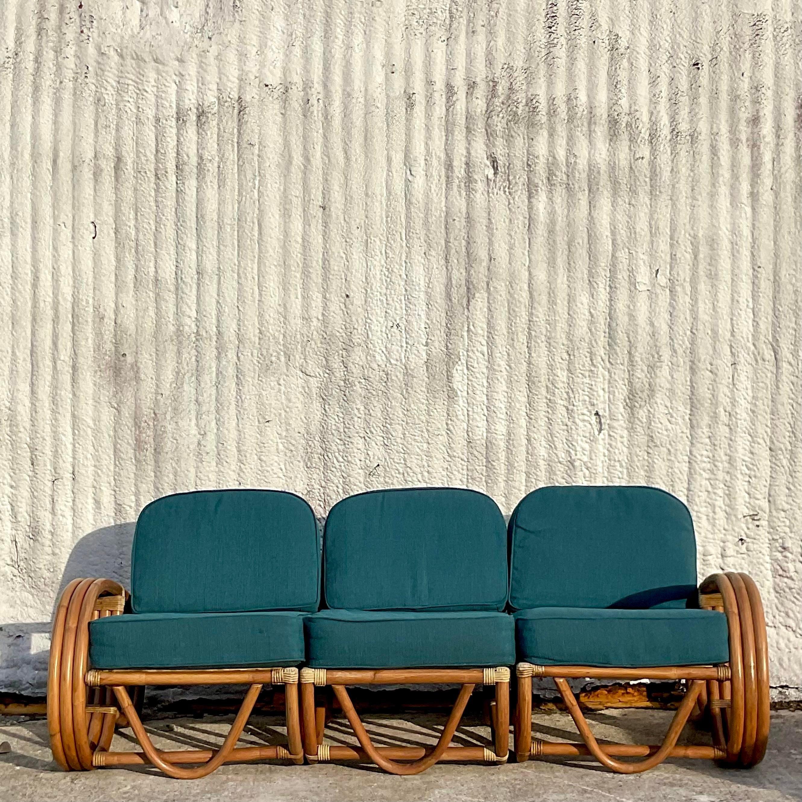 Dreisitziges Vintage-Sofa aus gebogenem Rattan mit Coastal-Bezug (Philippinisch) im Angebot