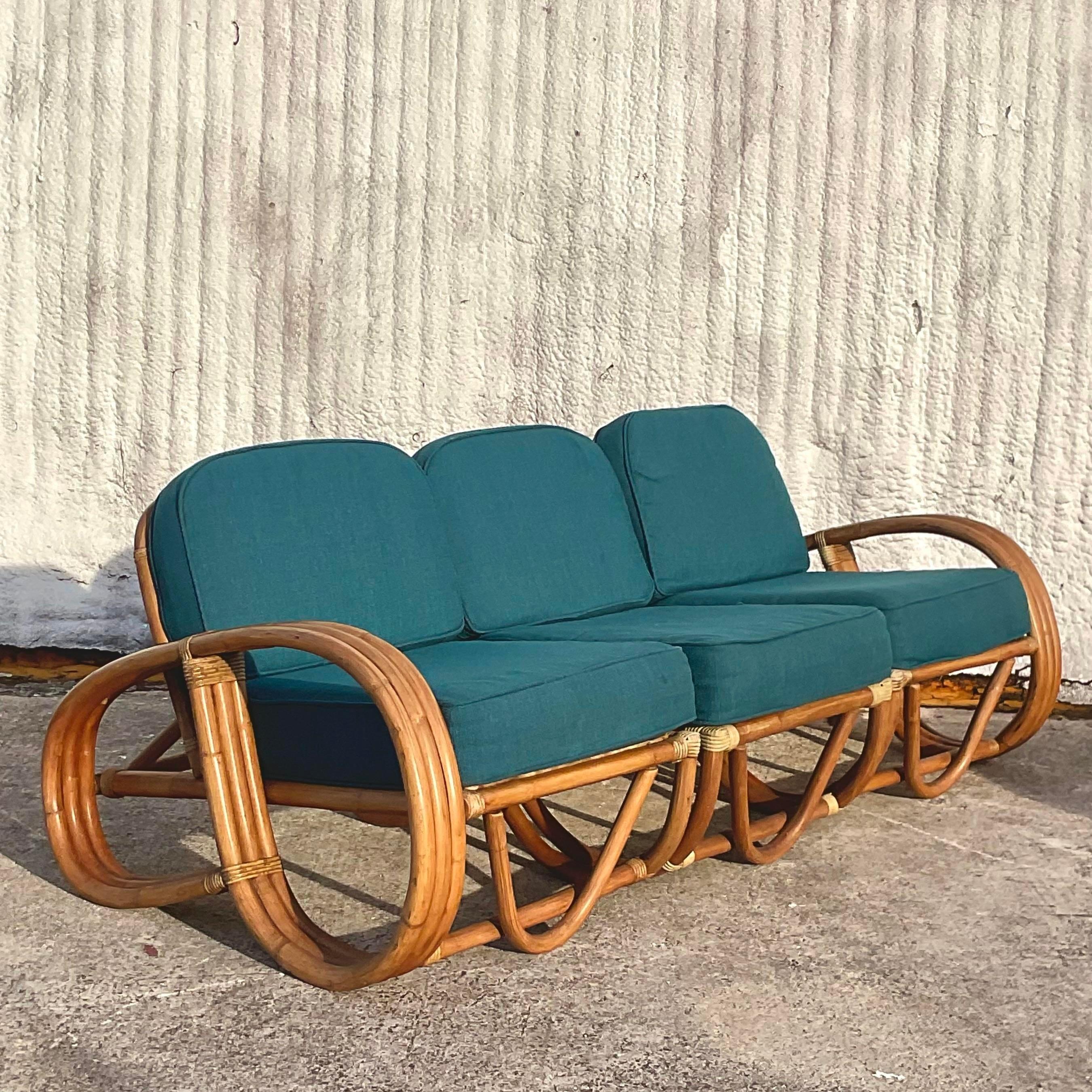 Dreisitziges Vintage-Sofa aus gebogenem Rattan mit Coastal-Bezug im Zustand „Gut“ im Angebot in west palm beach, FL