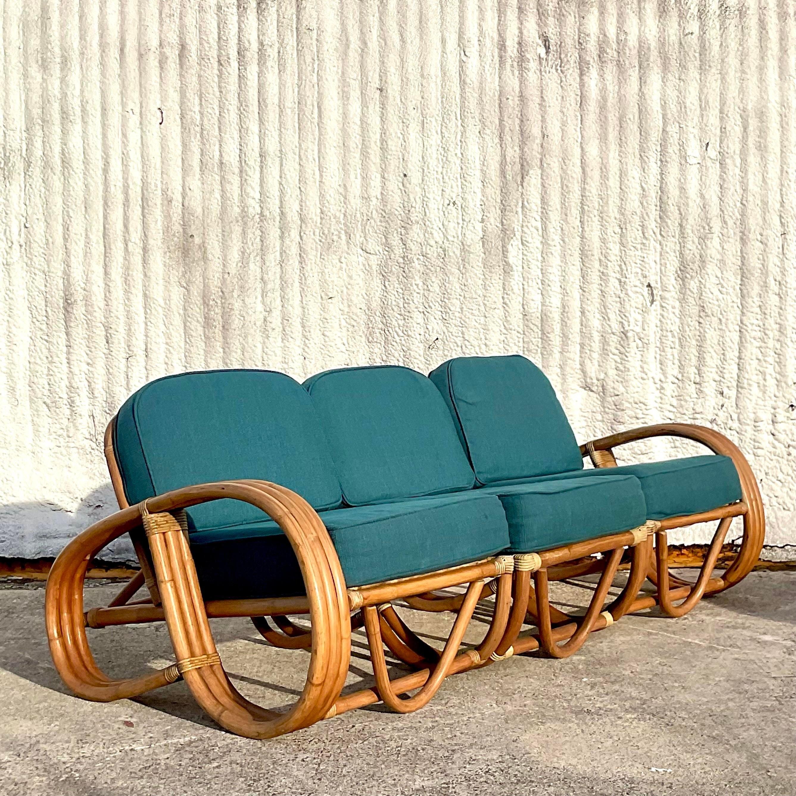 Dreisitziges Vintage-Sofa aus gebogenem Rattan mit Coastal-Bezug (20. Jahrhundert) im Angebot