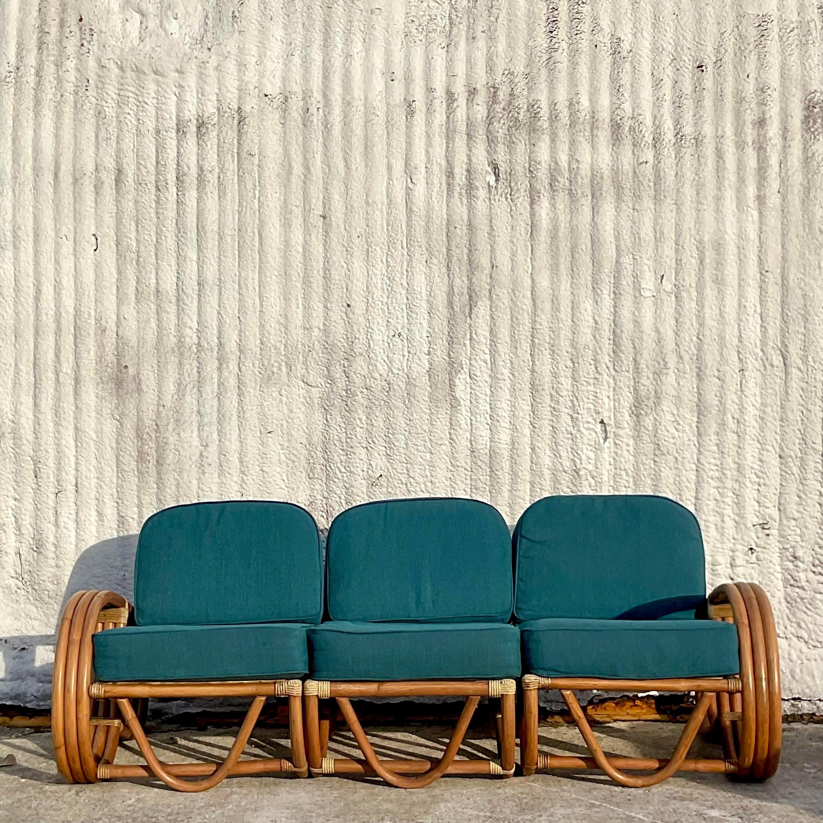 Dreisitziges Vintage-Sofa aus gebogenem Rattan mit Coastal-Bezug im Angebot 1