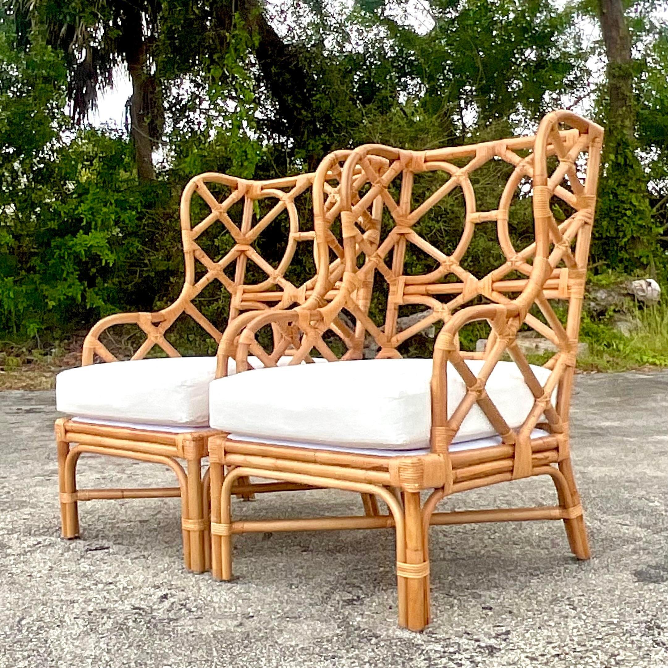 Paire de chaises à dossier en rotin courbé - Vintage Coastal Bent Rattan Wingback Chairs Bon état - En vente à west palm beach, FL