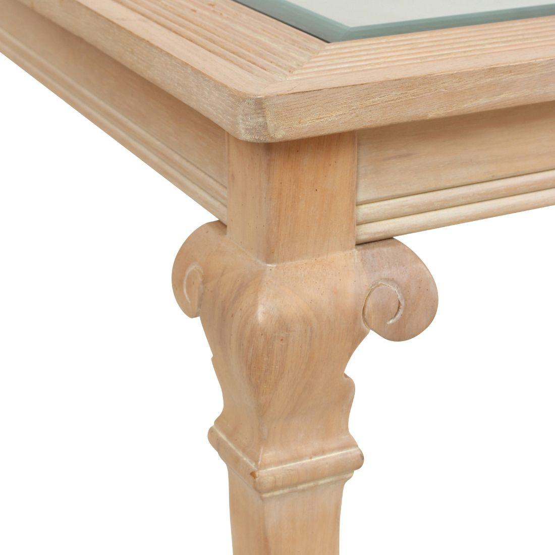Questo tavolino vintage in legno sbiancato presenta un piano in vetro incorniciato da un bordo in legno a coste, che emana un fascino rilassato e ispirato alla spiaggia. Il tavolo poggia su gambe graziosamente ricurve con dettagli intagliati, che