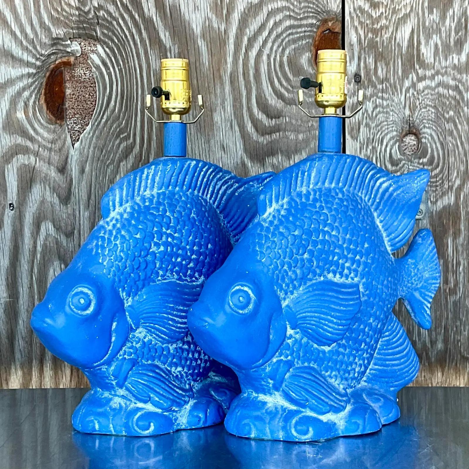 Blaue Vintage-Engelfisch-Lampen aus Gips an der Küste - ein Paar im Zustand „Gut“ im Angebot in west palm beach, FL