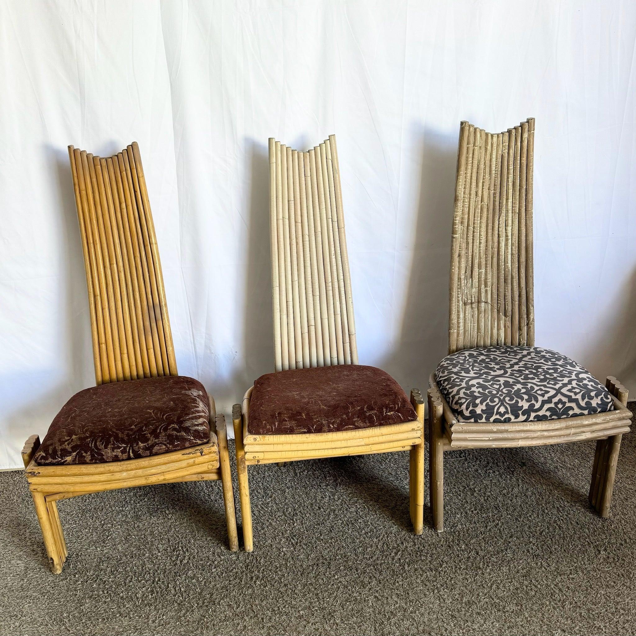 Set aus drei Vintage Coastal Boho Rattanstühlen mit hoher Rückenlehne, geschwungener Silhouette und natürlicher Konstruktion - perfekt, um Ihrem Essbereich einen küstennahen Charme zu verleihen.
 
 Abnutzung und Alter auf die Stühle und Kissen, wie