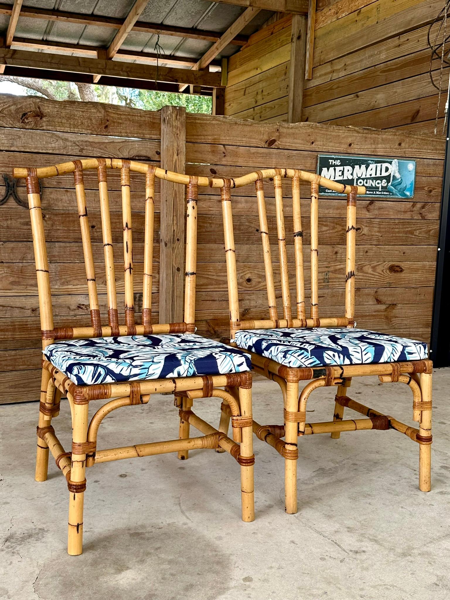 Chaises d'appoint en rotin vintage de style pagode avec nouveaux coussins en feuilles de palmier pour l'extérieur et sièges en rotin à bâtons.
Un nouveau revêtement peut être ajouté pour s'adapter à votre style.
Grand vintage chaises d'appoint pour