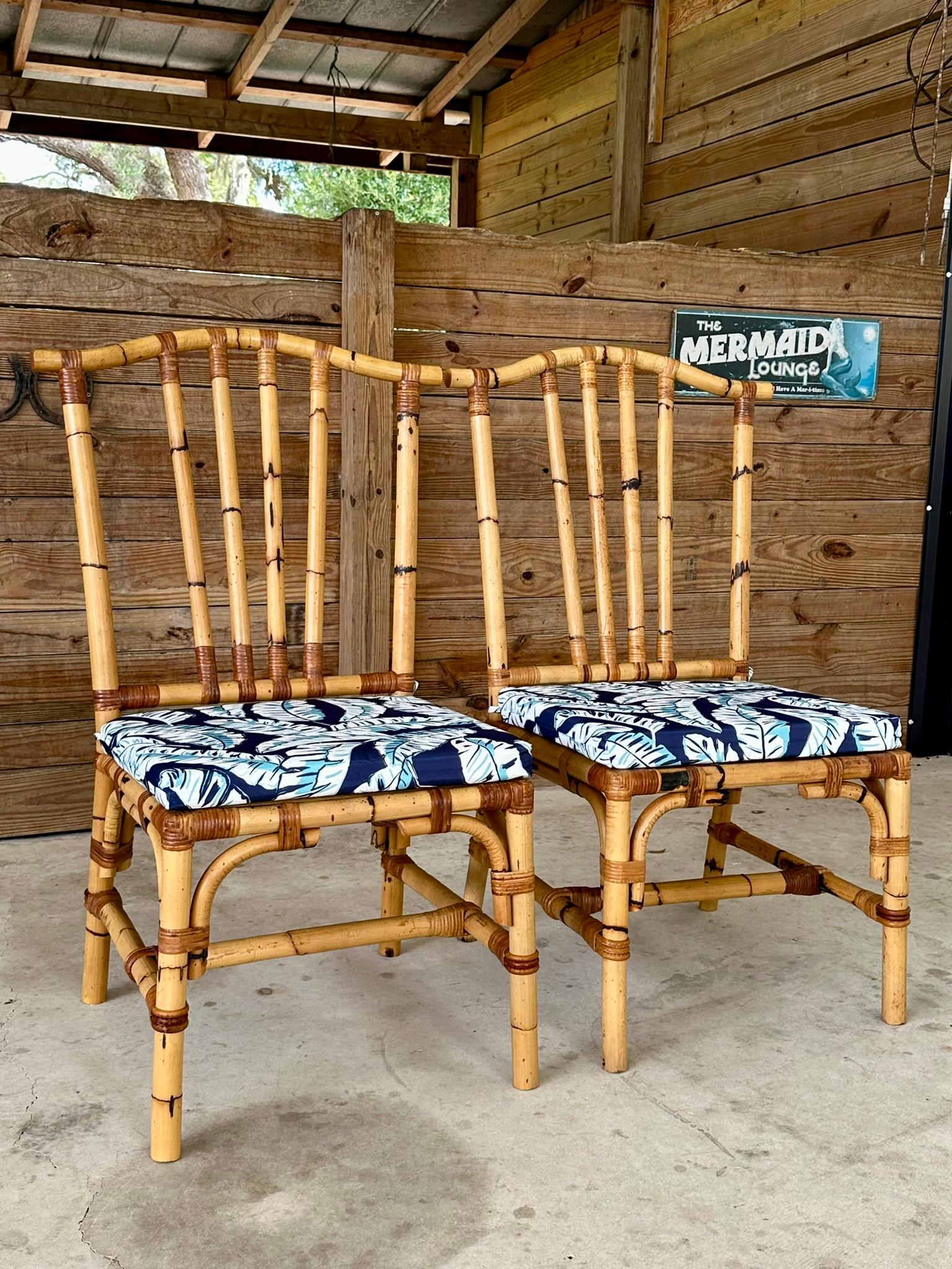Bohème Paire de chaises d'appoint vintage de style pagode en rotin boho côtier en vente