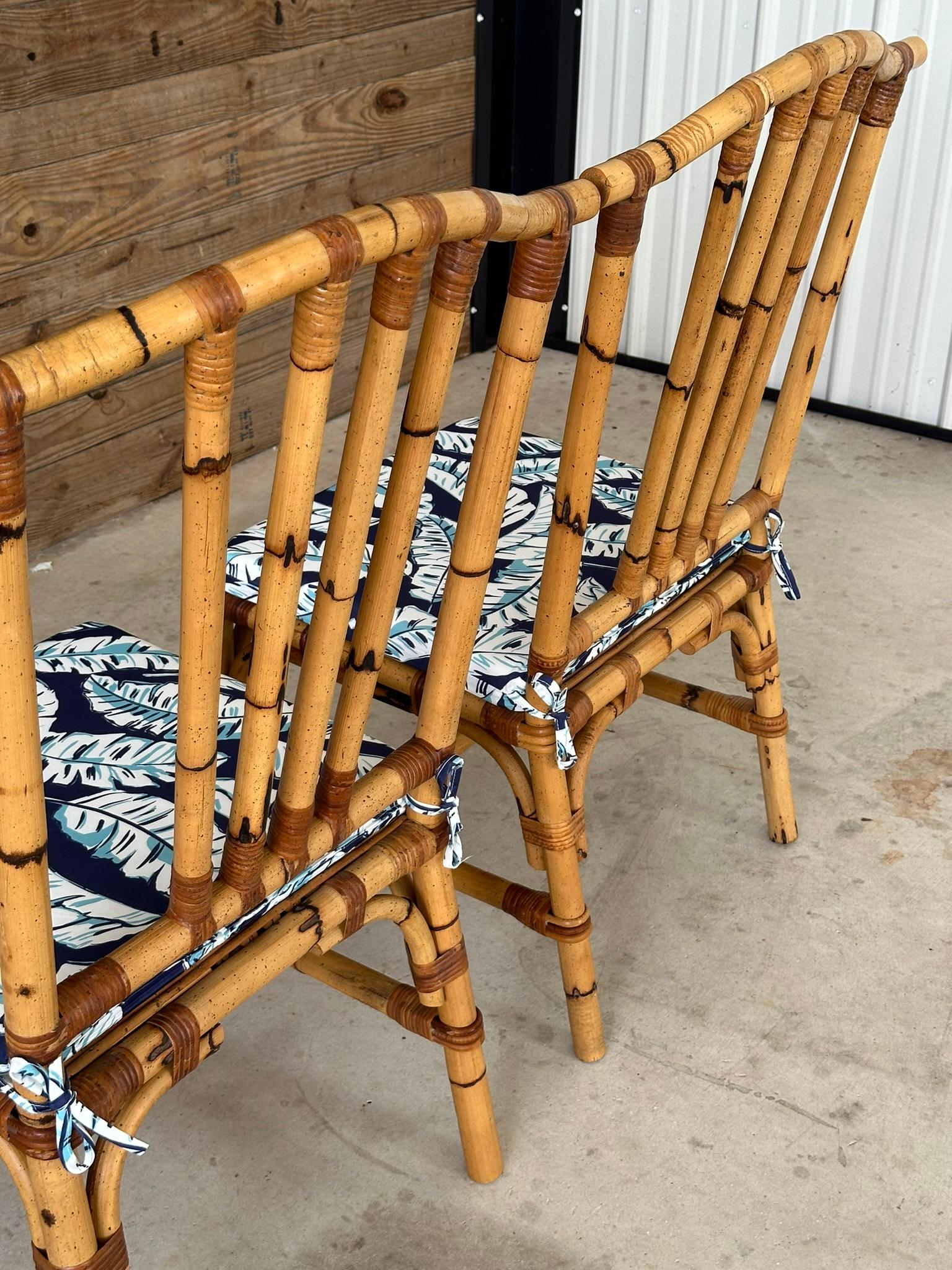 Milieu du XXe siècle Paire de chaises d'appoint vintage de style pagode en rotin boho côtier en vente