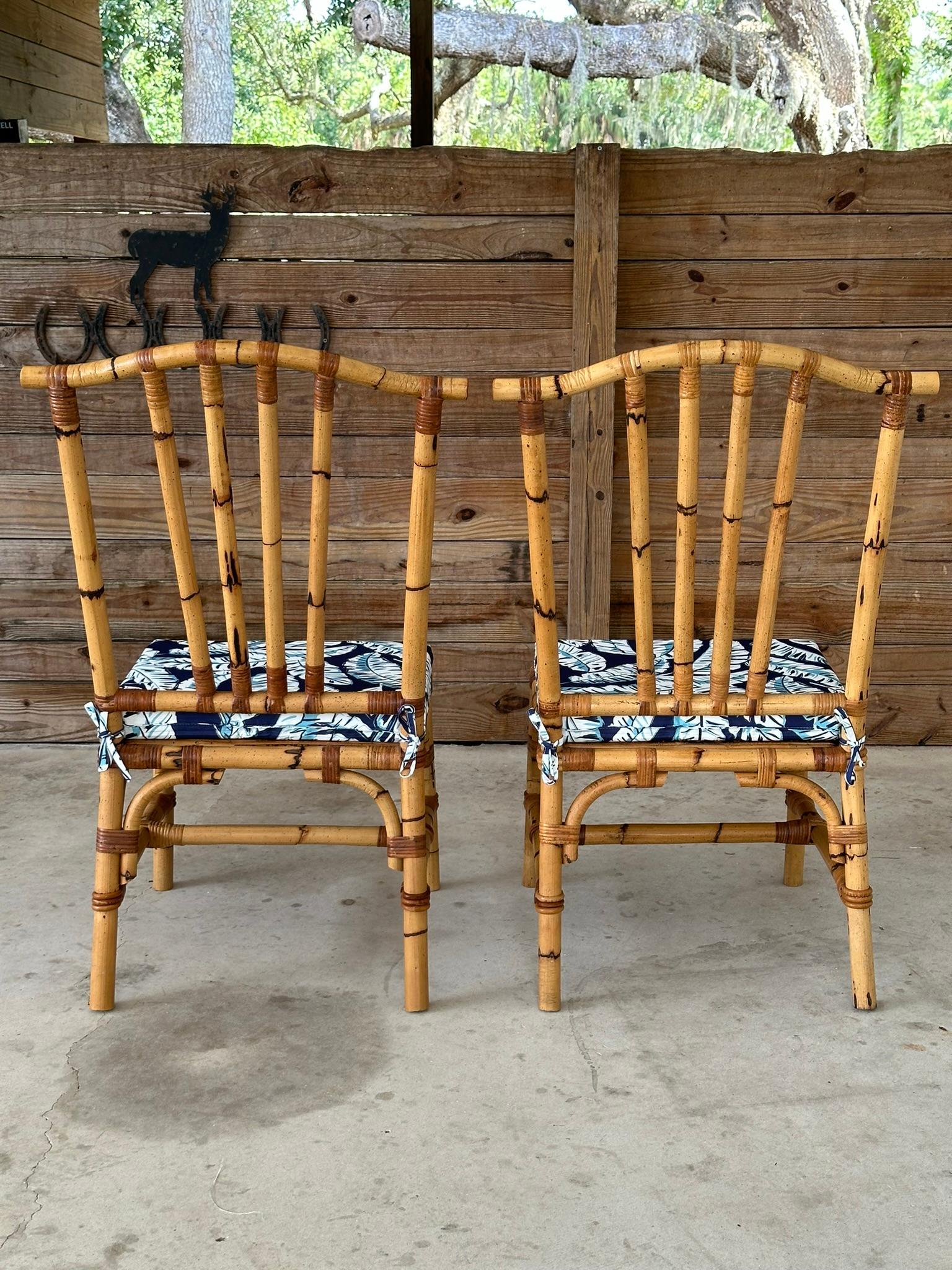 Paire de chaises d'appoint vintage de style pagode en rotin boho côtier en vente 1